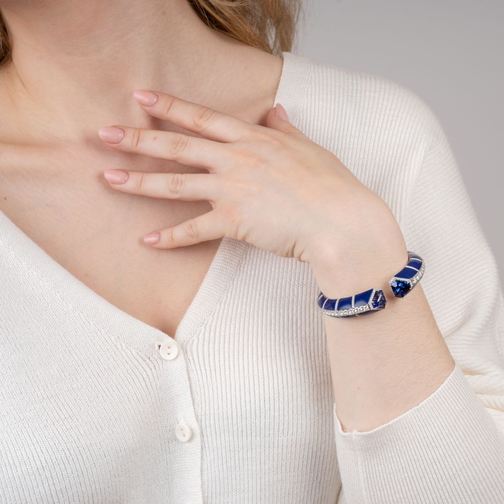 An extraordinary Lapis Lazuli Bangle Bracelet with colour-intensive Tanzanites and Diamonds. - Image 4 of 4