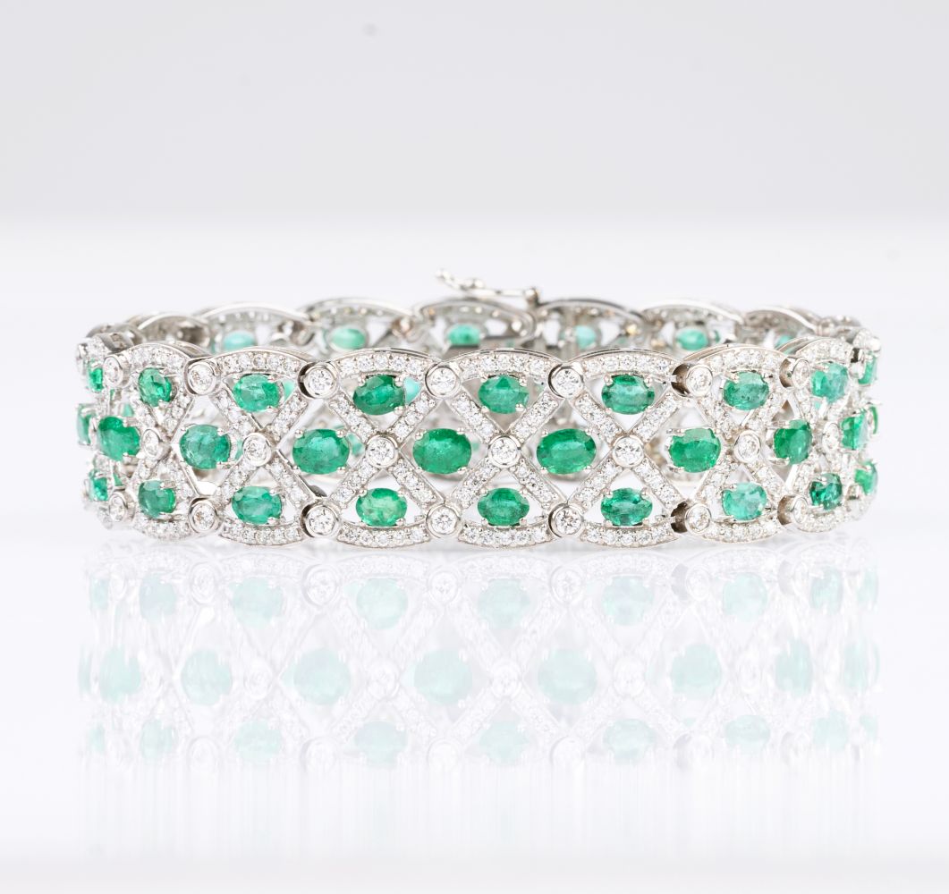 A fine Emerald Diamond Bracelet à la française.