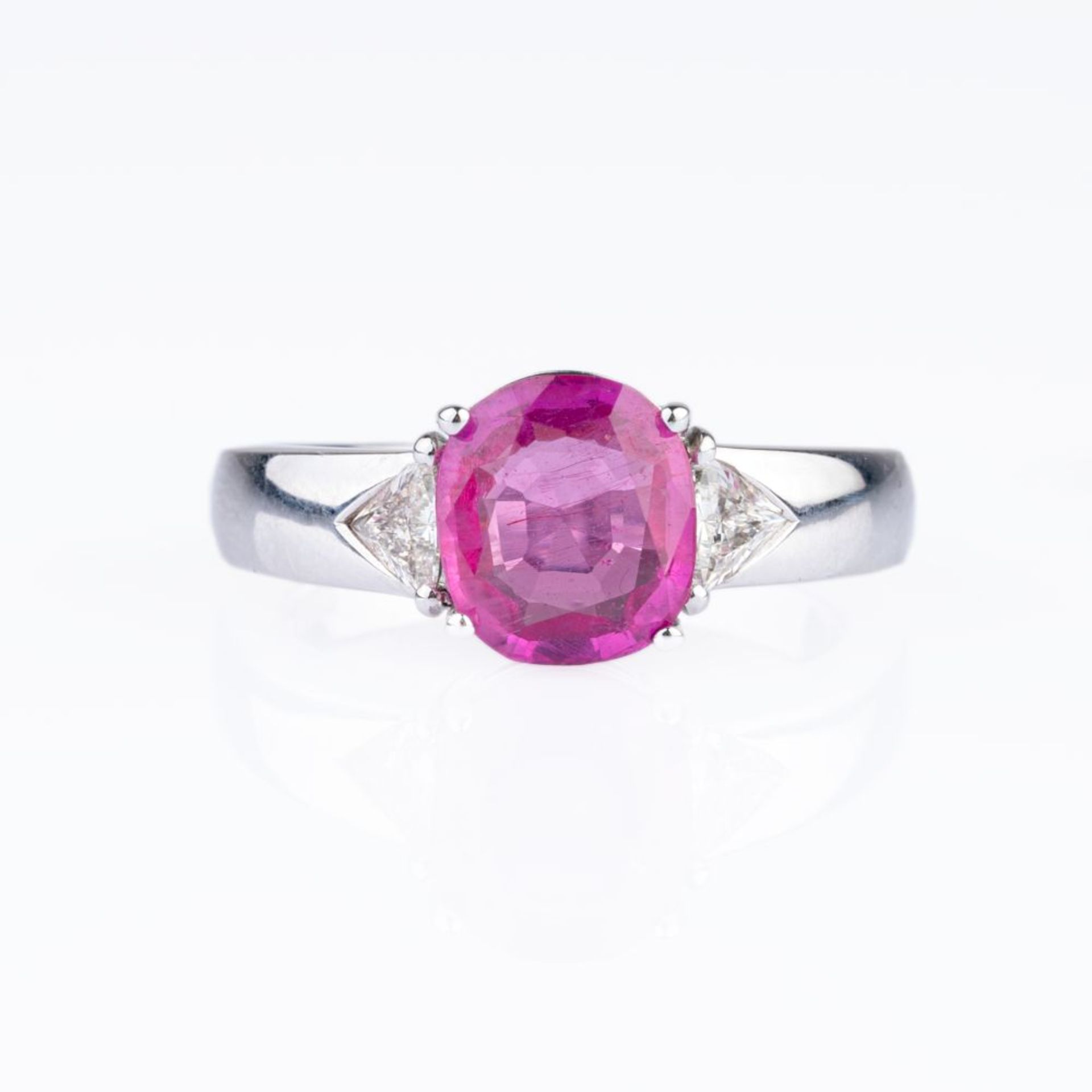 Juwelier Wempe. Vivid Pink-Saphir-Ring mit Diamant-Besatz.