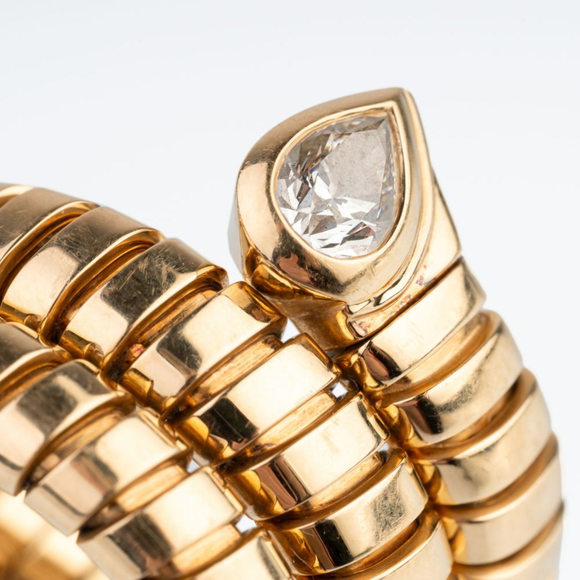 Bulgari. Gold-Ring mit Diamant 'Serpenti'. - Bild 3 aus 4