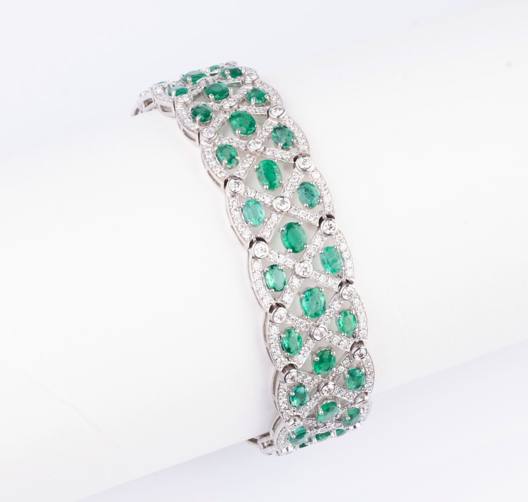 A fine Emerald Diamond Bracelet à la française. - Image 2 of 4