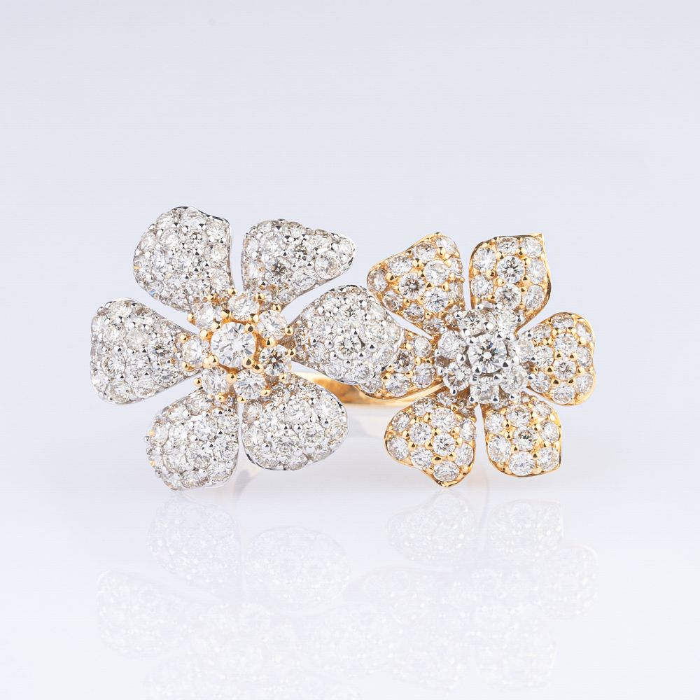 A bicolour Diamond Flower Ring. - Image 3 of 4