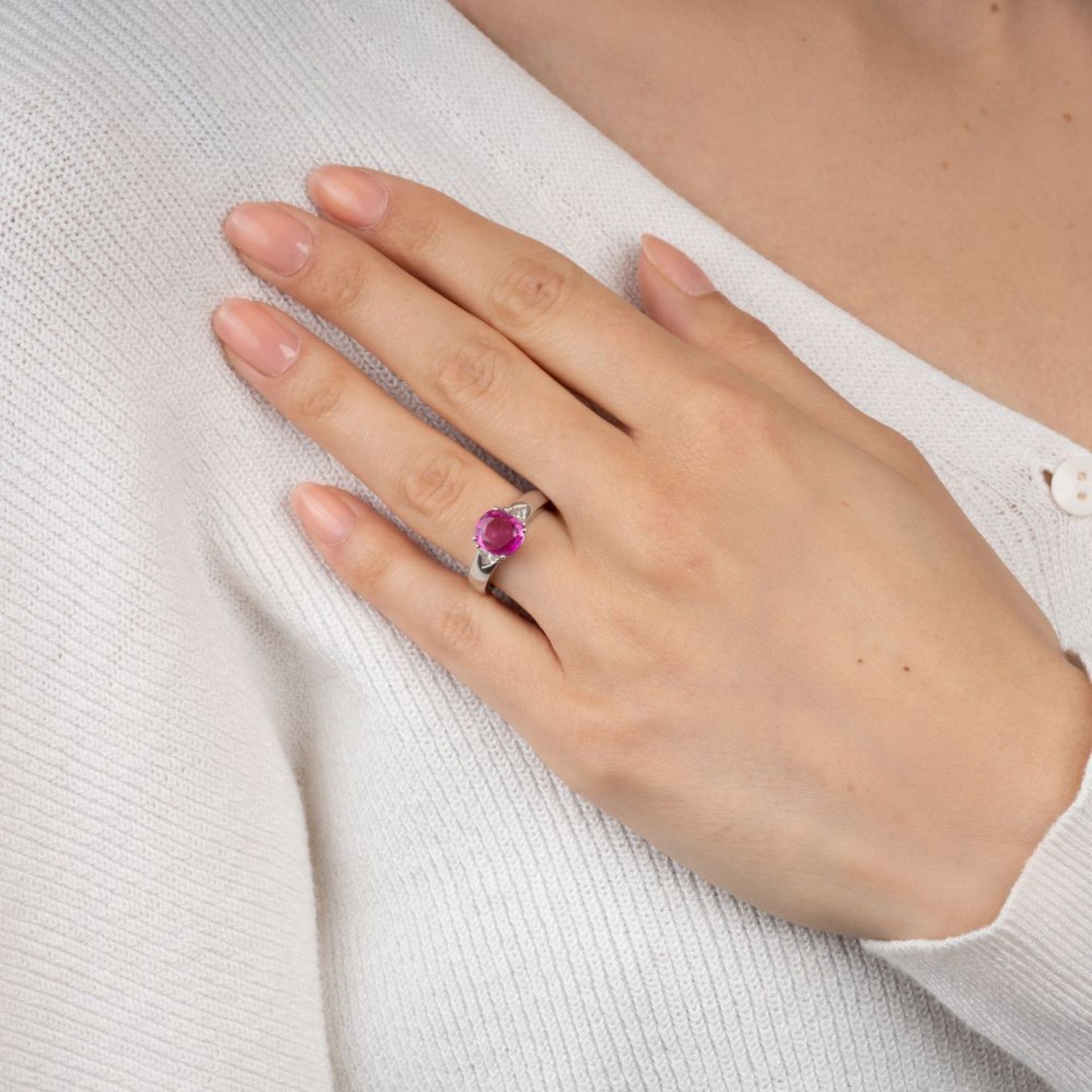 Juwelier Wempe. Vivid Pink-Saphir-Ring mit Diamant-Besatz. - Bild 3 aus 3