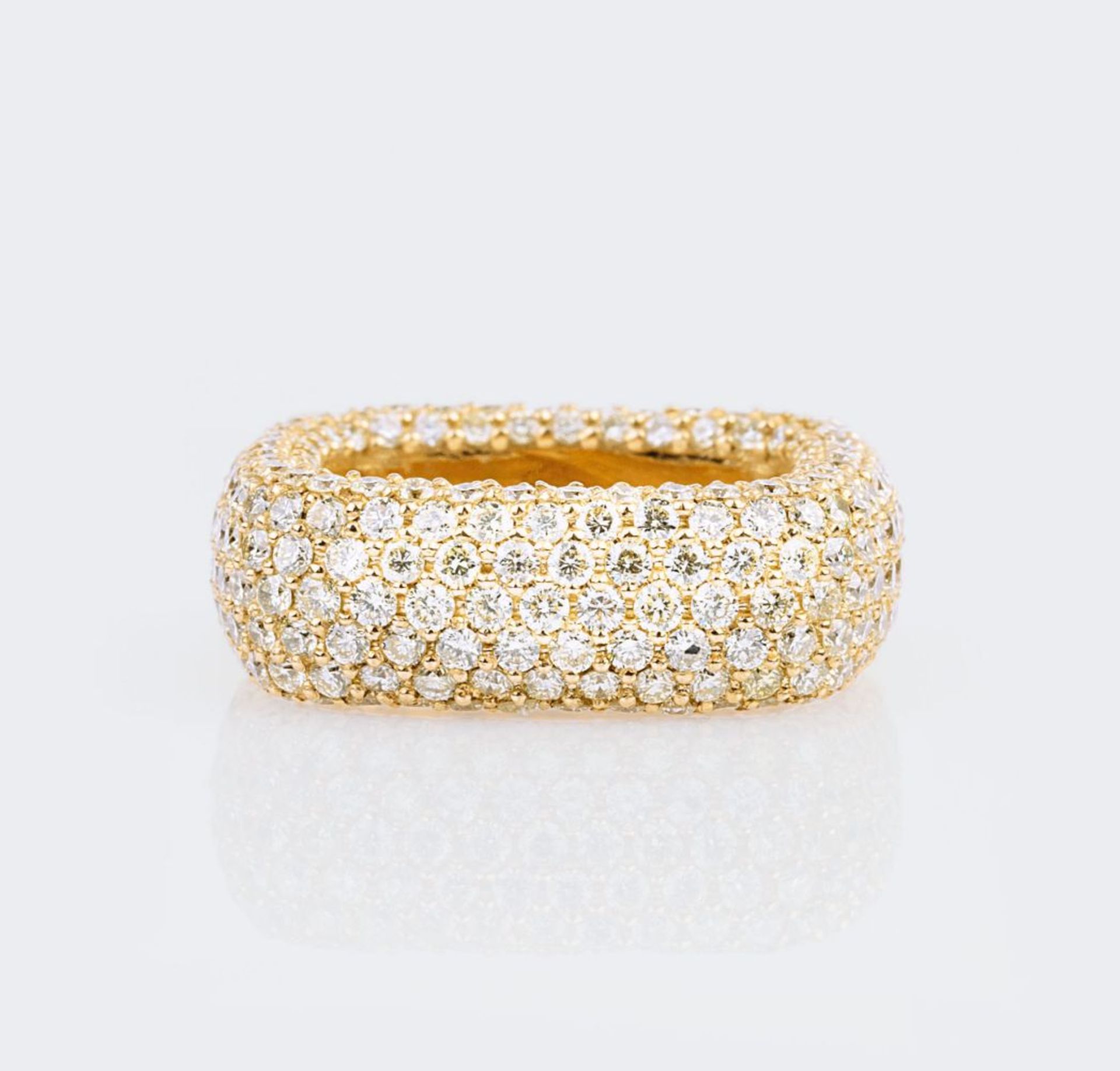 A highcarat Memory Ring with Fancy Diamonds. - Image 2 of 3