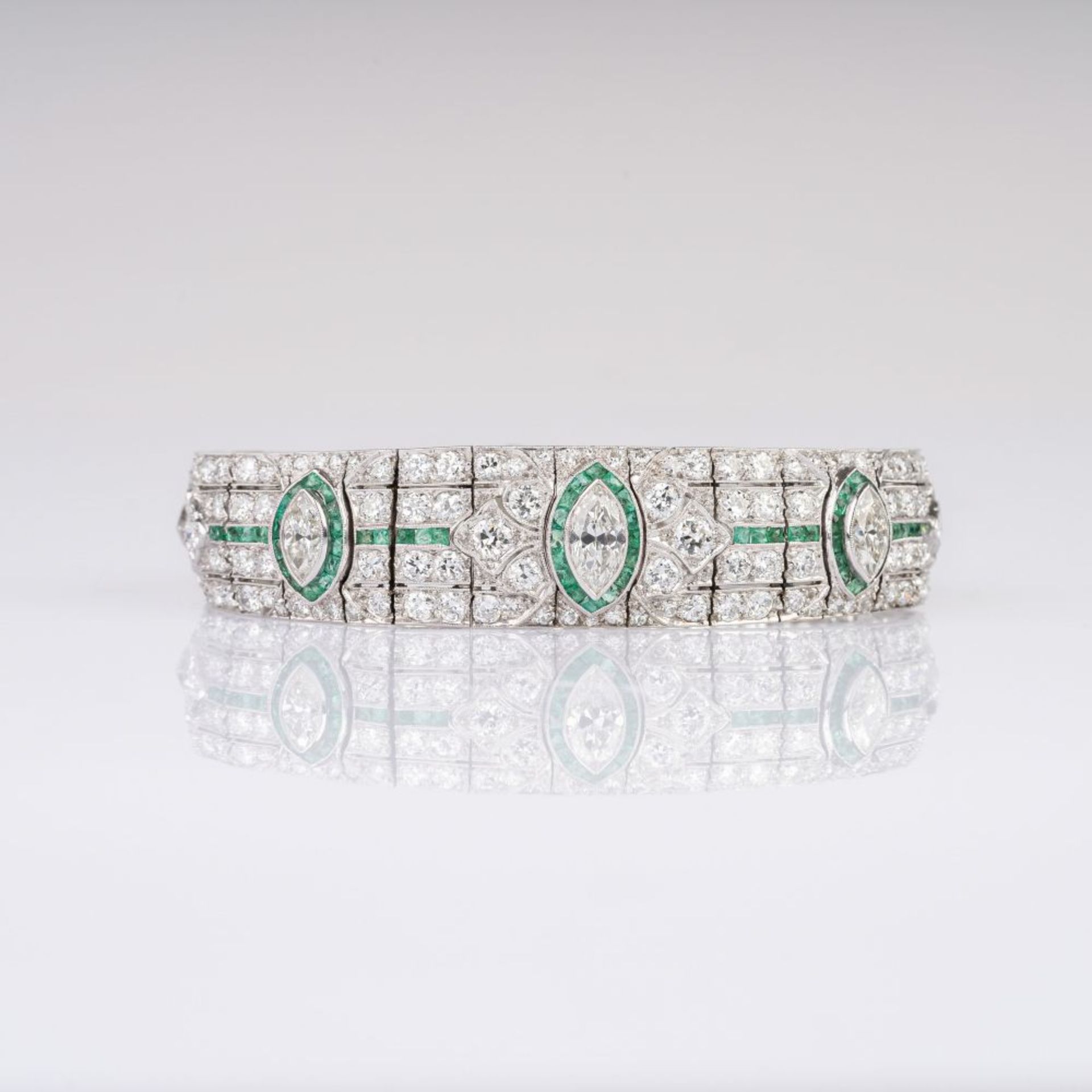 Hochfeines Art-déco Smaragd-Diamant-Armband. - Bild 2 aus 3