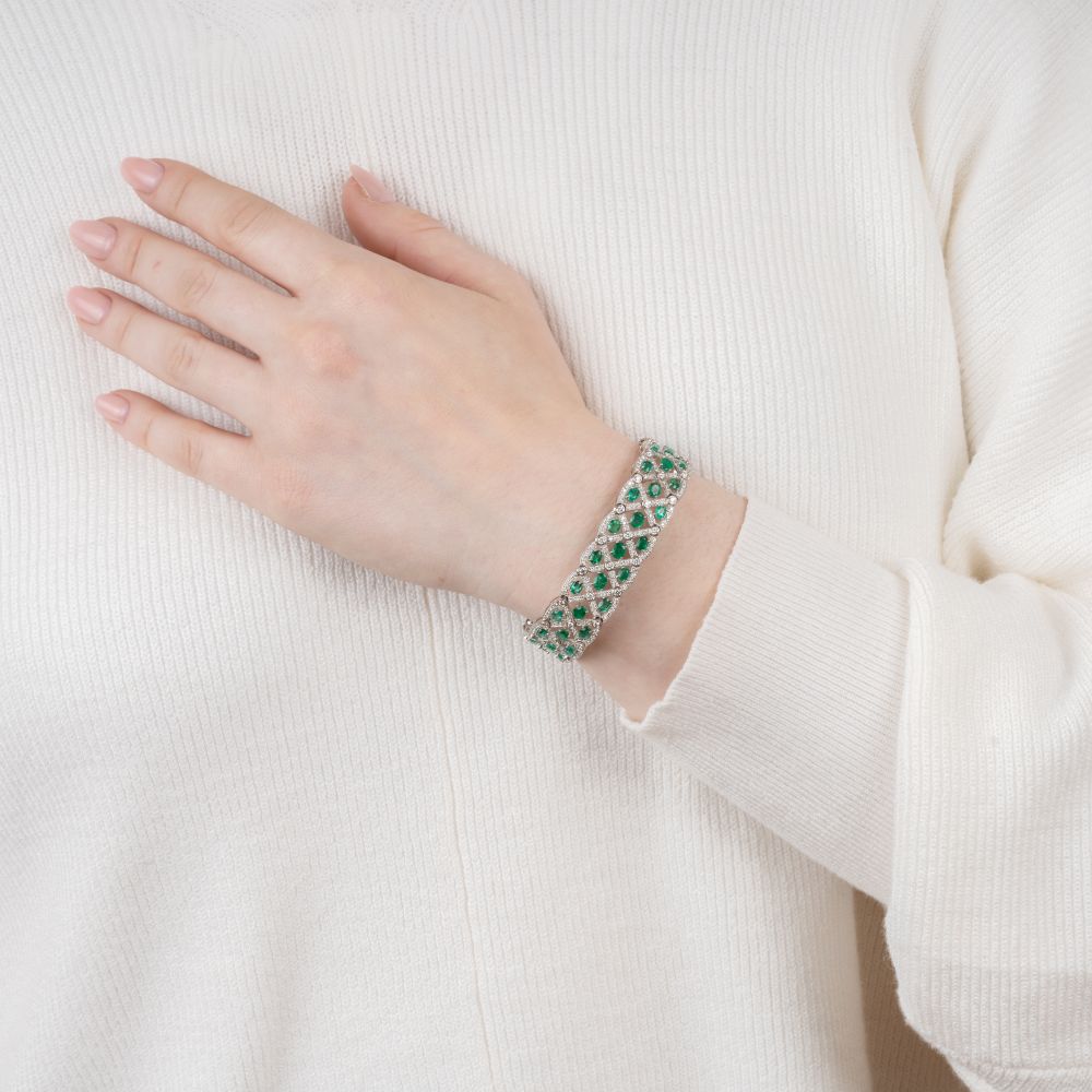 A fine Emerald Diamond Bracelet à la française. - Image 4 of 4