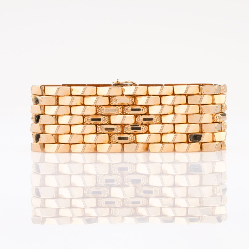 A wide Vintage Gold Bracelet. - Image 2 of 2