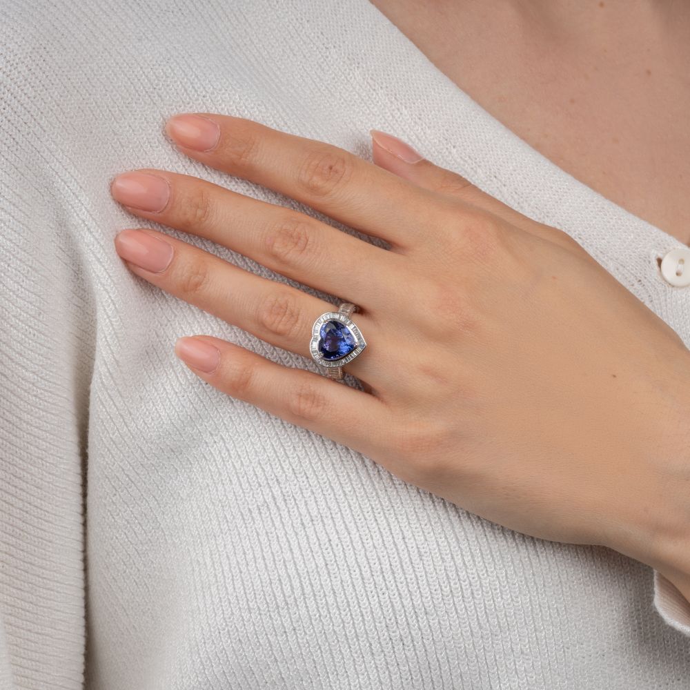 A fine Heart Tanzanite Diamond Ring. - Image 4 of 4