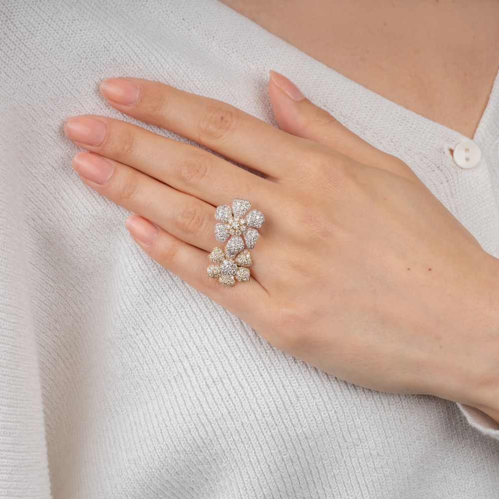 A bicolour Diamond Flower Ring. - Image 4 of 4