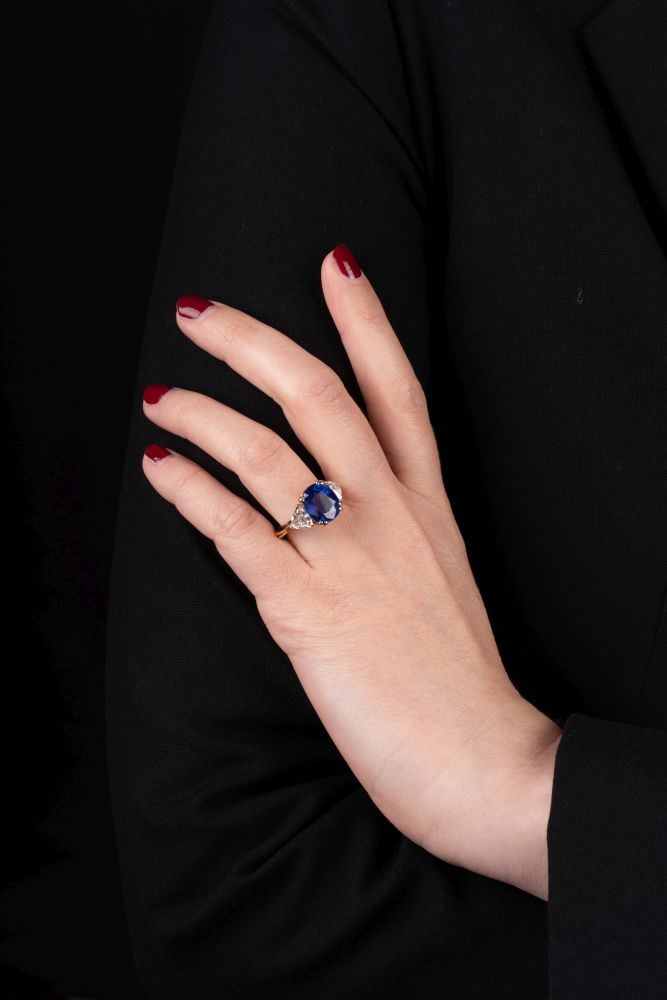 A very fine Diamond Ring with natural Ceylon Sapphire. - Image 4 of 4