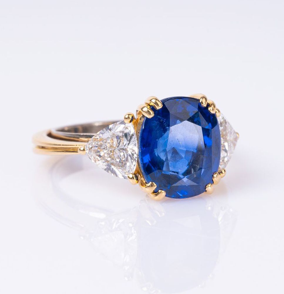A very fine Diamond Ring with natural Ceylon Sapphire. - Image 2 of 4
