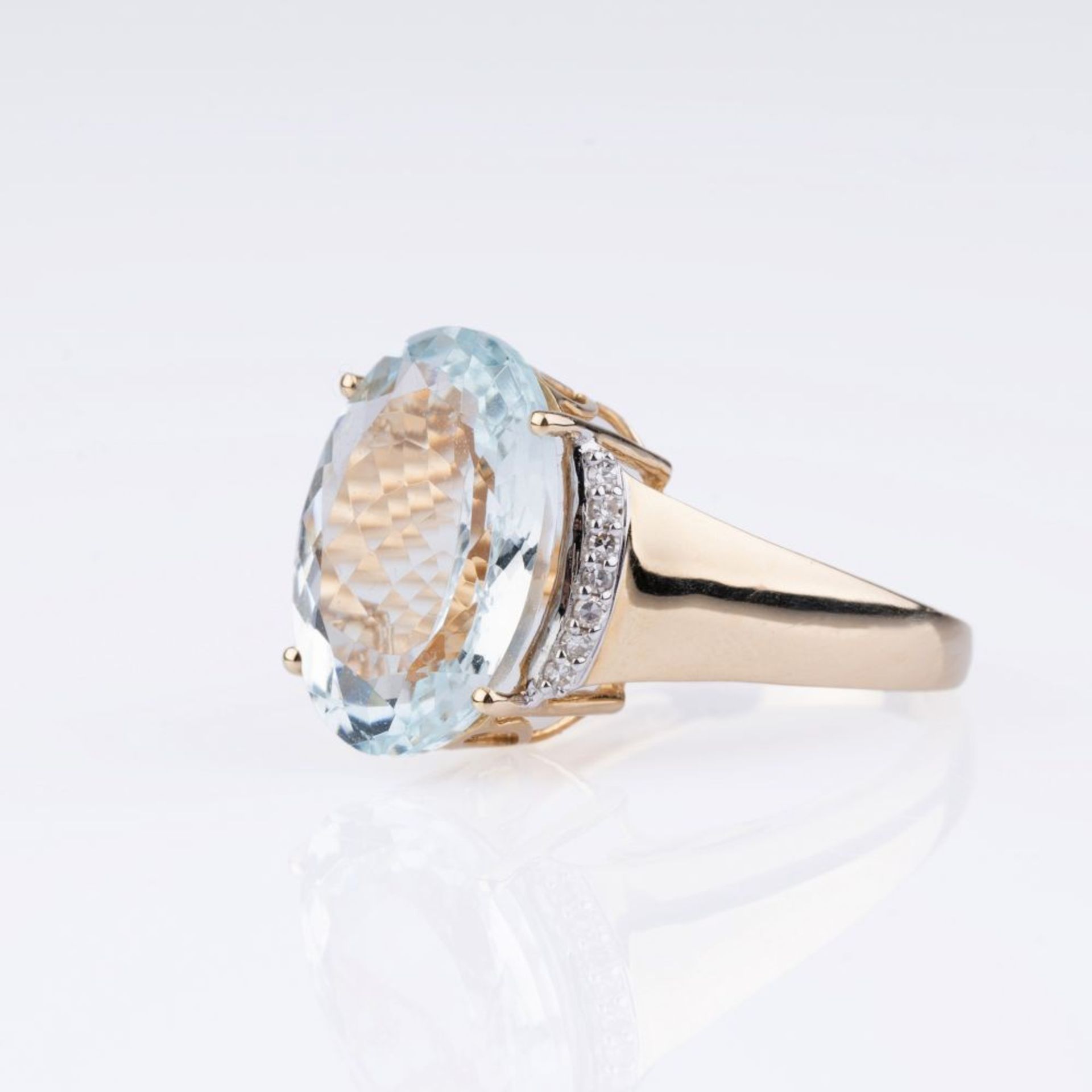 An Aquamarine Diamond Ring.