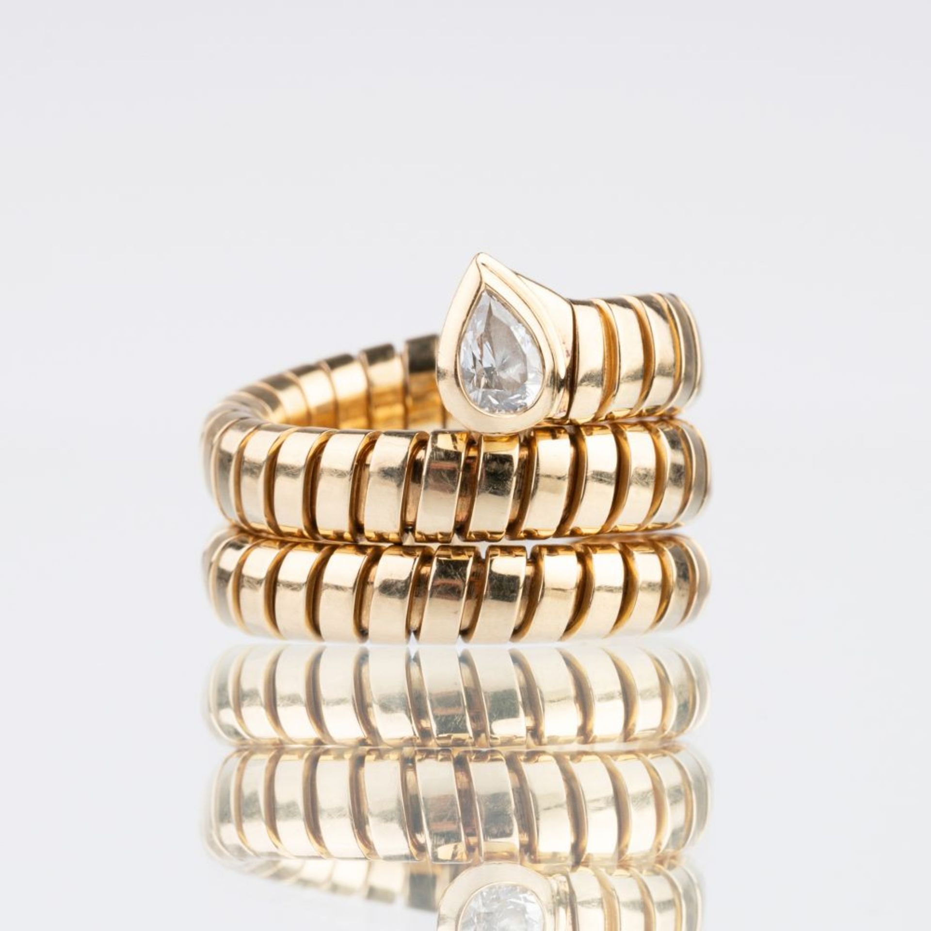 Bulgari. Gold-Ring mit Diamant 'Serpenti'.