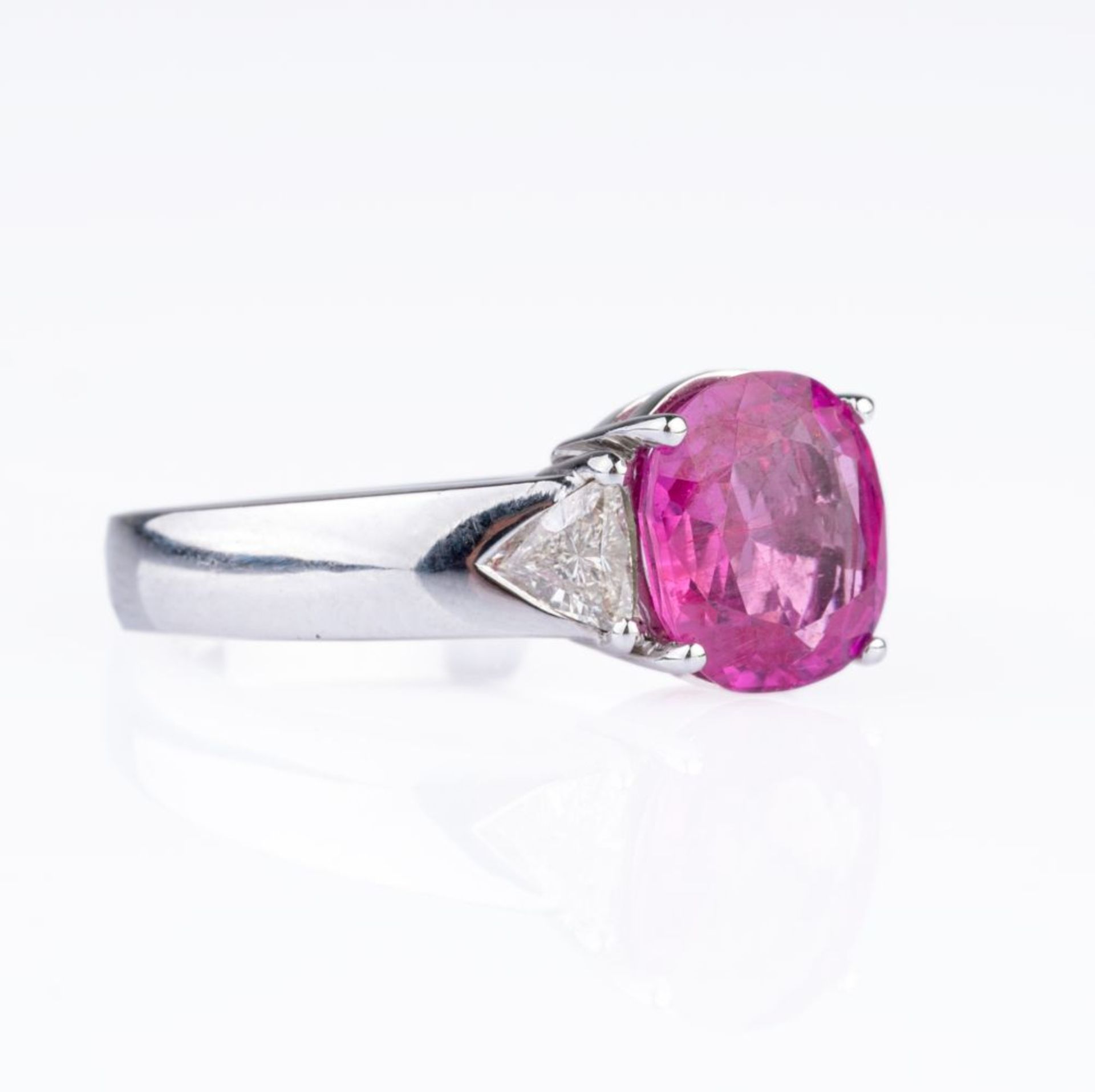 Juwelier Wempe. Vivid Pink-Saphir-Ring mit Diamant-Besatz. - Bild 2 aus 3