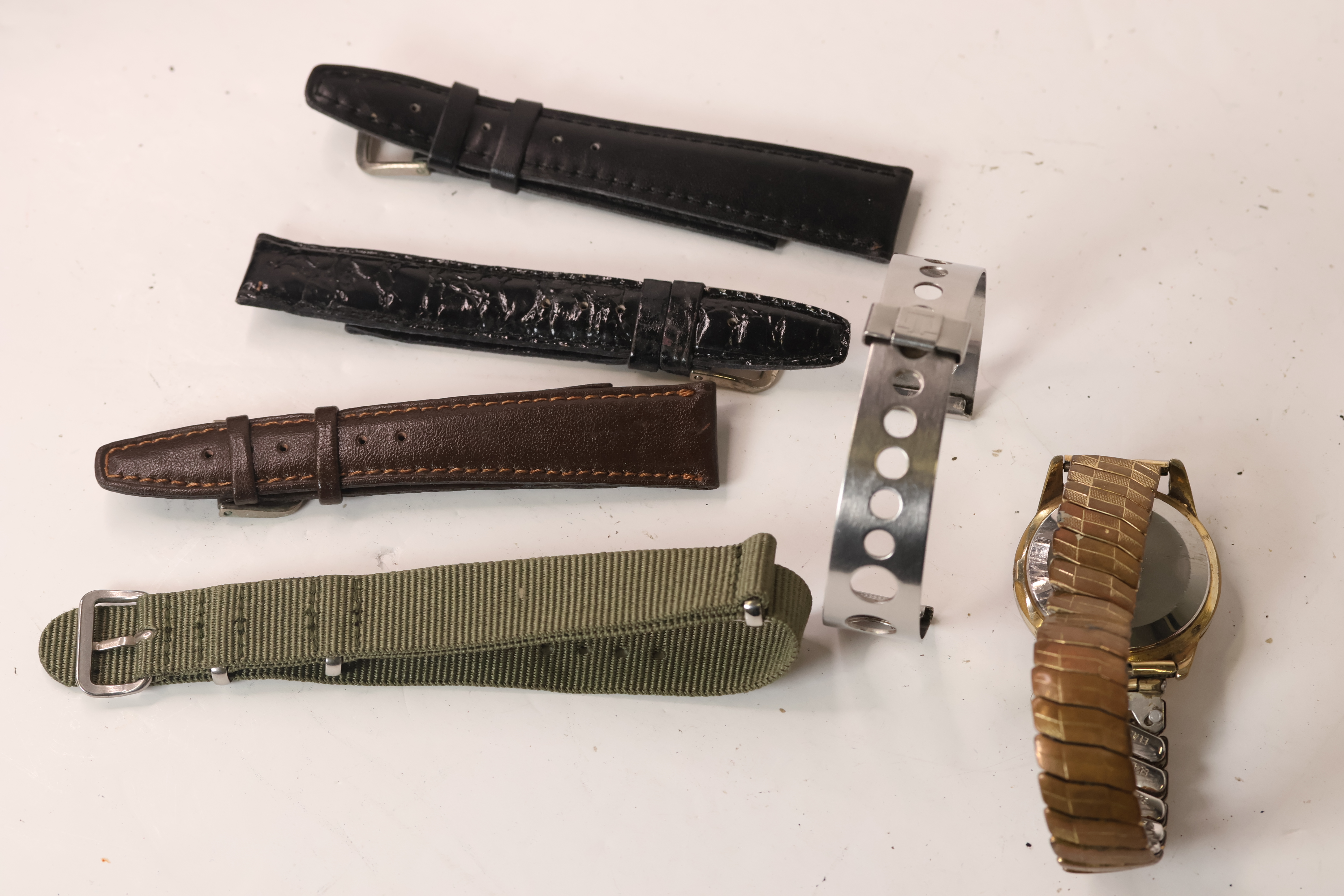 *TO BE SOLD WITHOUT RESERVE* An assortment of 6 different straps/bracelets. *AS FOUND* - Image 2 of 8