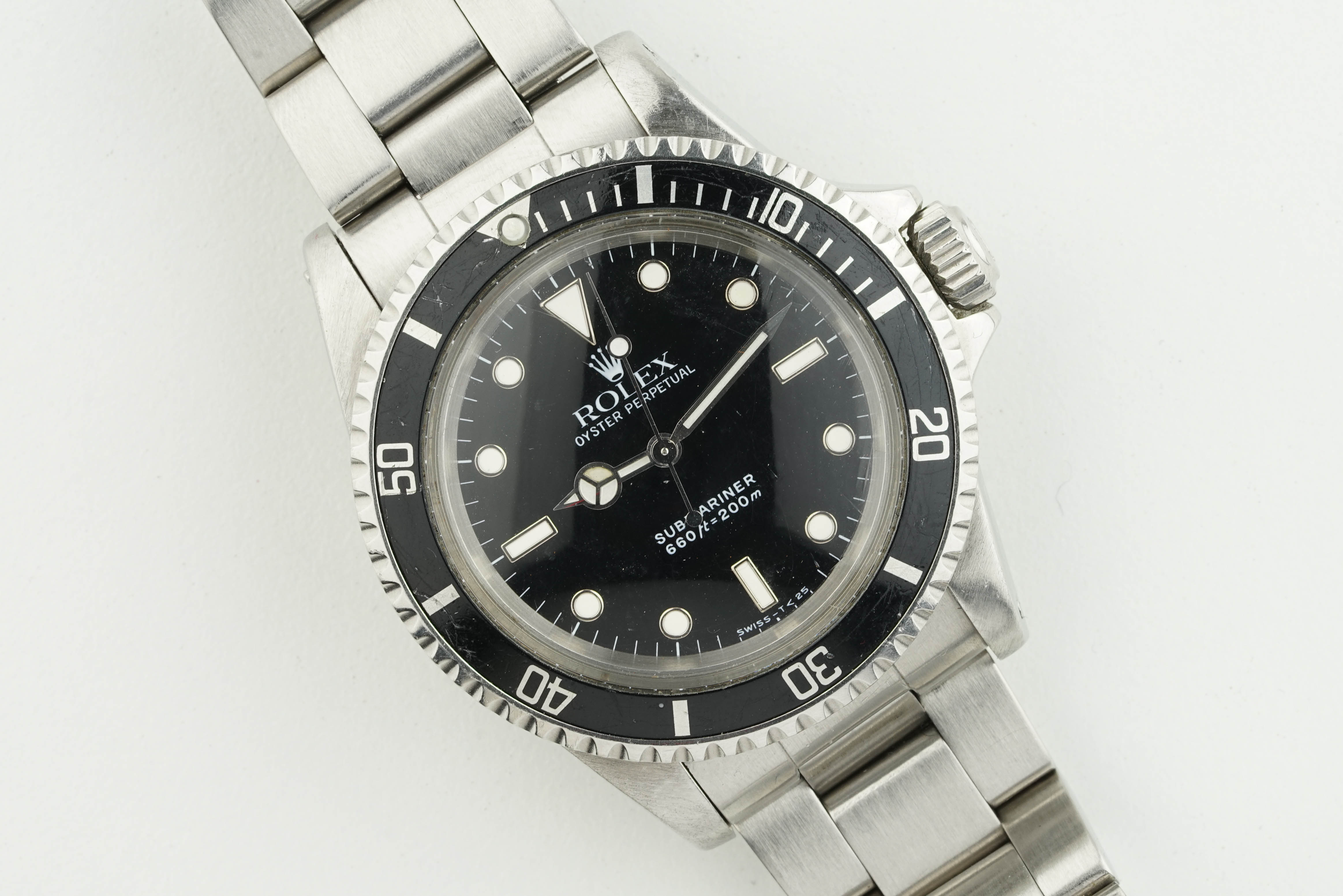 ROLEX OYSTER PERPETUAL SUBMARINER REF. 5513 CIRCA 1971, circular black gloss dial with hour