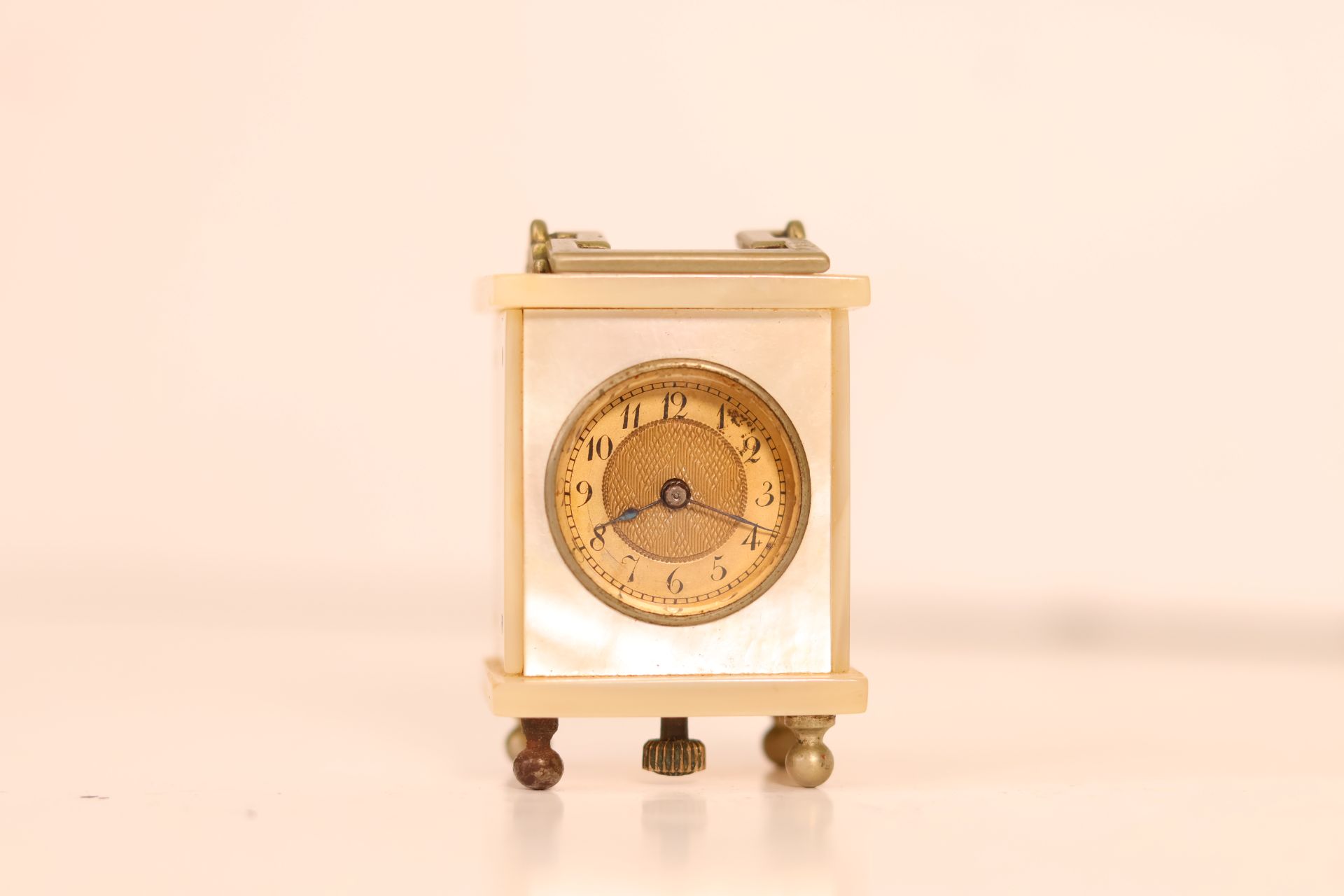 A mother of pearl miniature travelling clock, with 1 (2.5cm) textured Arabic dial, in mother of - Bild 7 aus 7