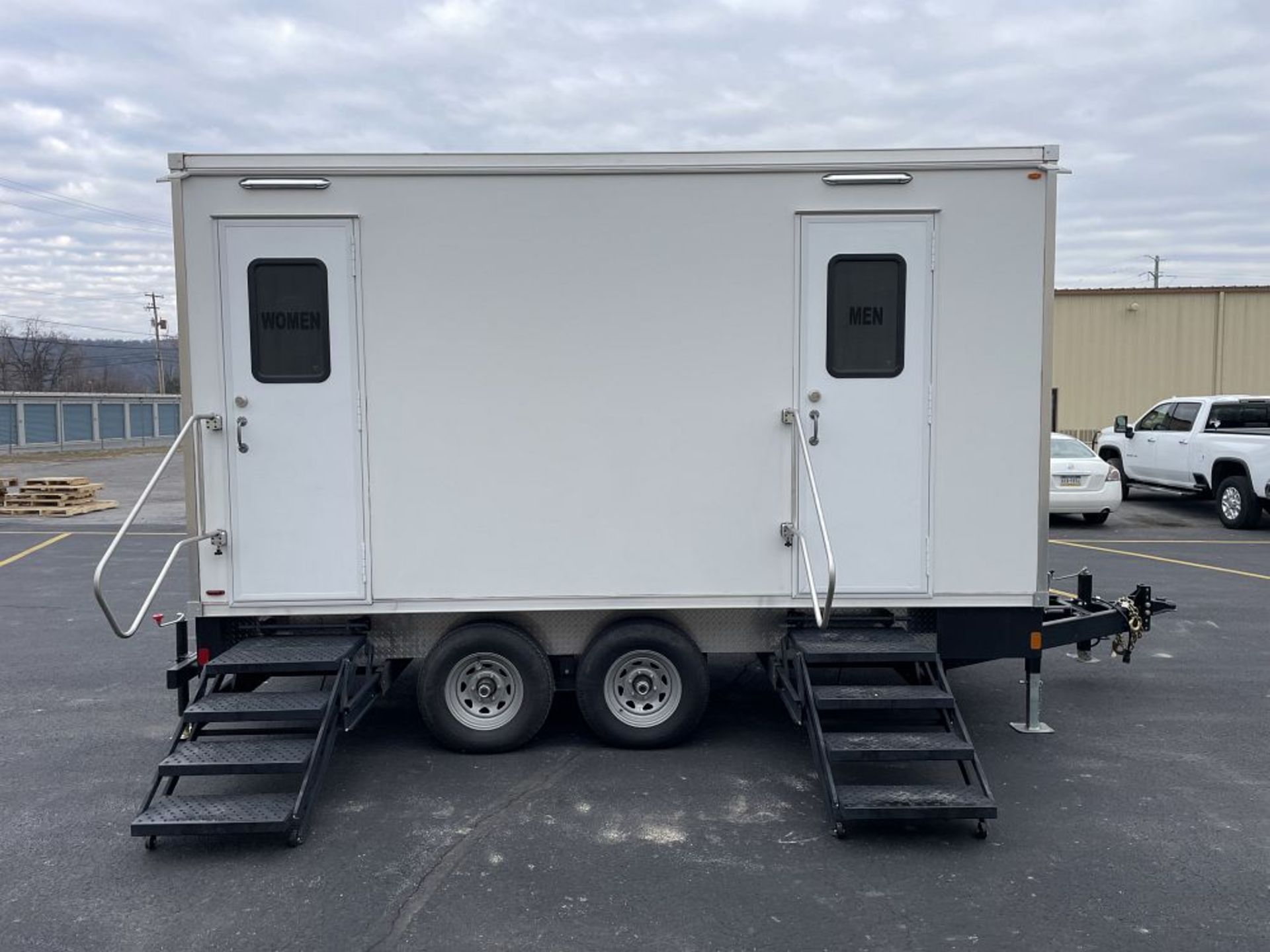 2022 LANG SPECIALTY RESTROOM TRAILER, 5 STALL