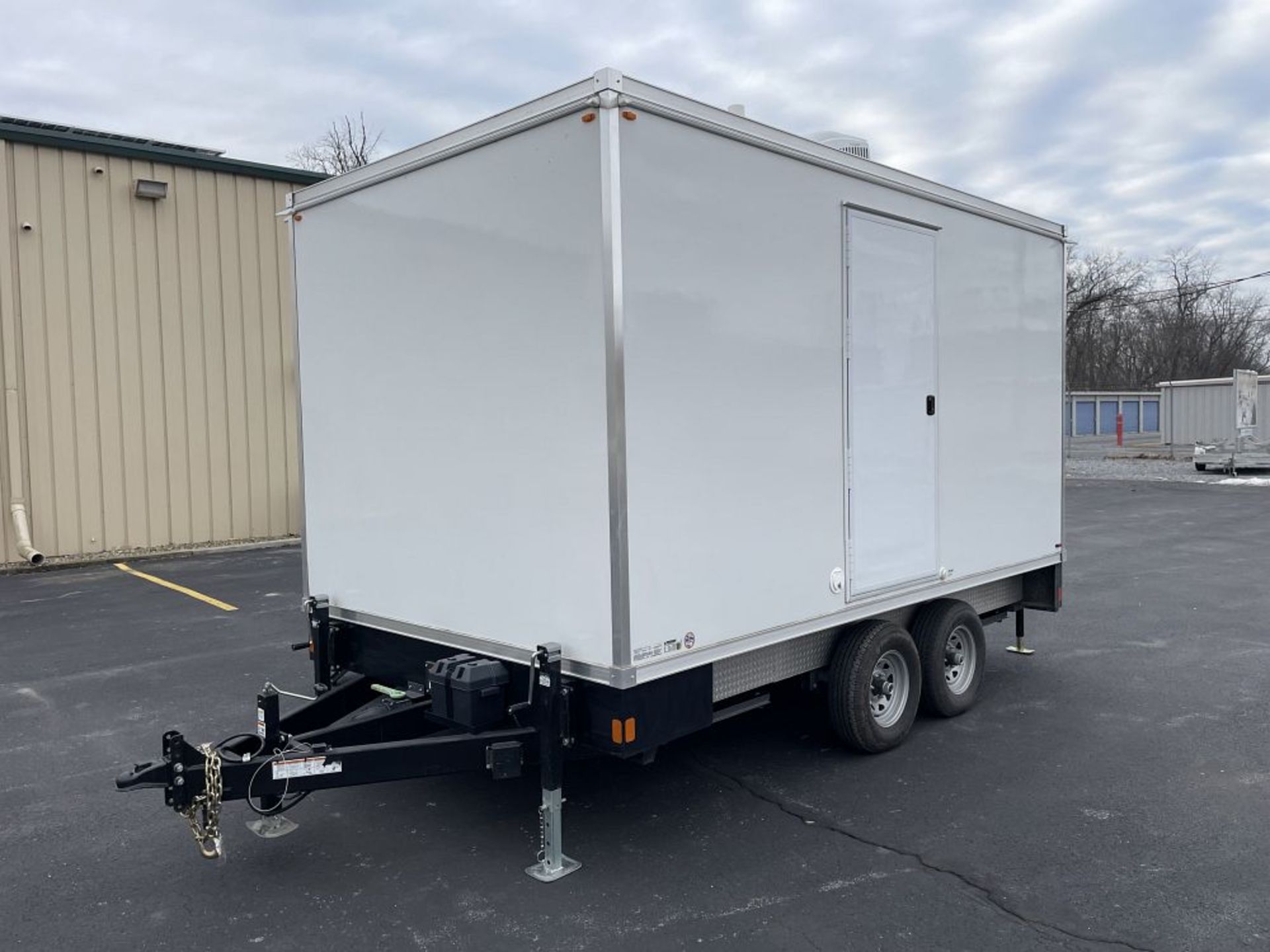 2022 LANG SPECIALTY RESTROOM TRAILER, 5 STALL - Image 7 of 18