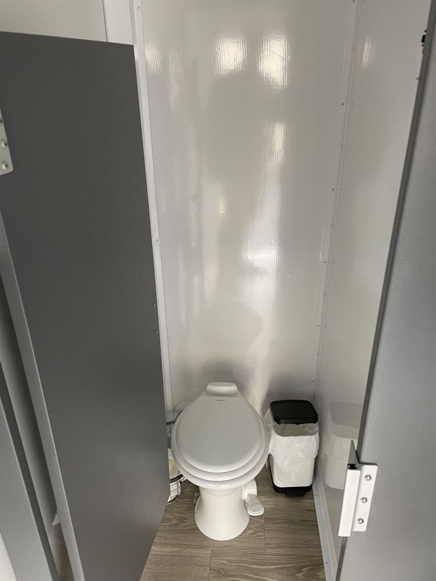 2022 LANG SPECIALTY RESTROOM TRAILER, 5 STALL - Image 13 of 18