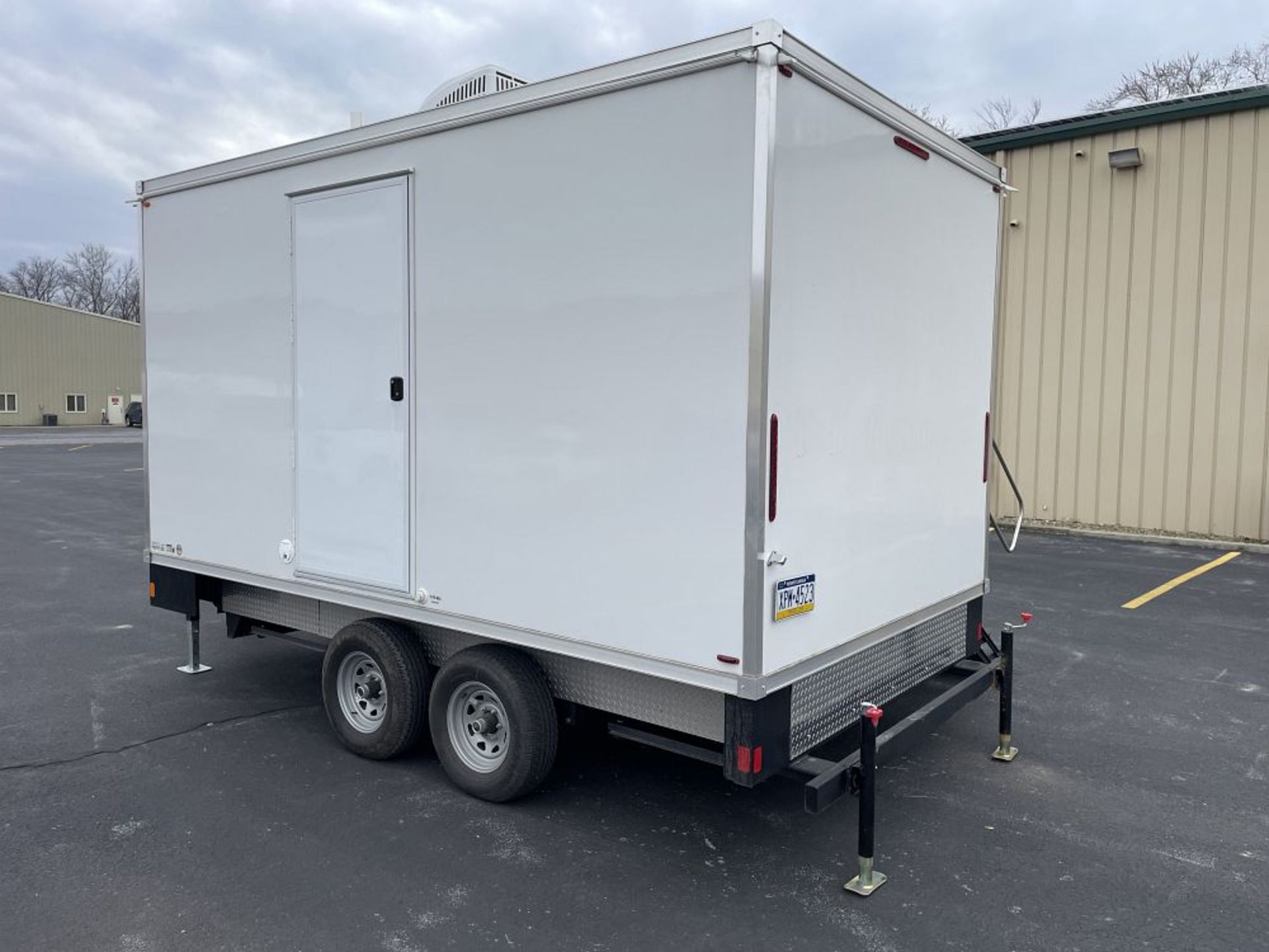 2022 LANG SPECIALTY RESTROOM TRAILER, 5 STALL - Image 8 of 18
