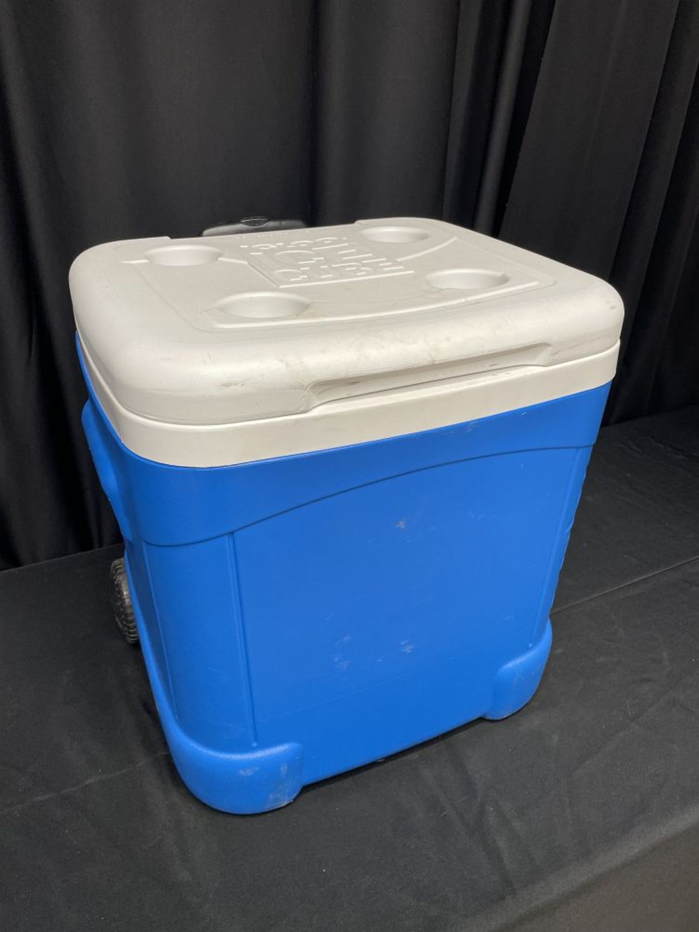 ICE CHEST CUBE BL & WHT 60 QT WHEELS