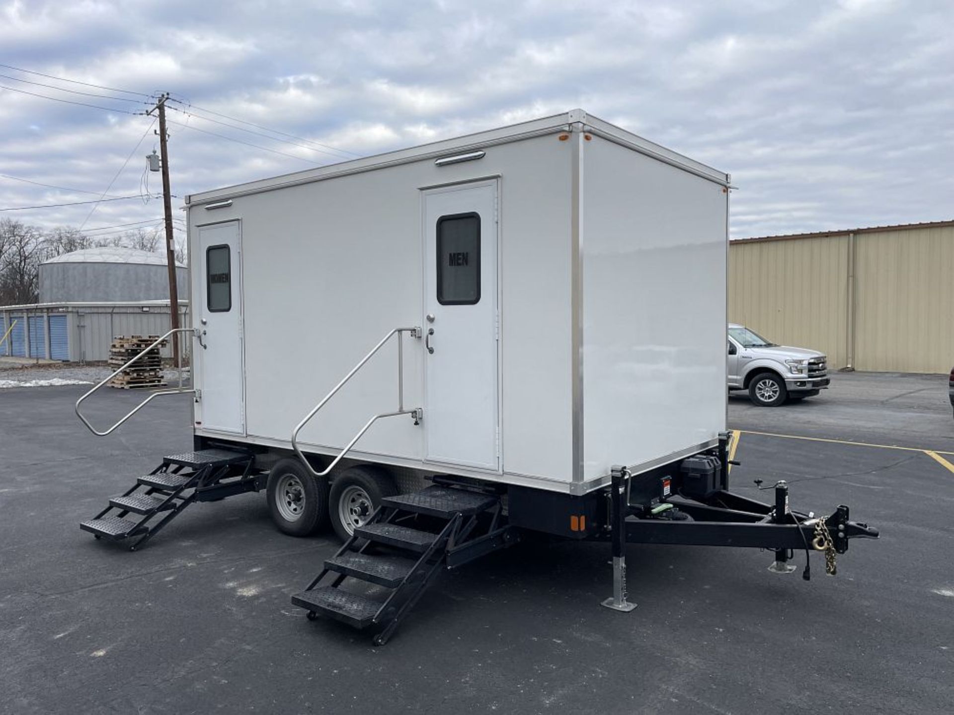 2022 LANG SPECIALTY RESTROOM TRAILER, 5 STALL - Image 6 of 18