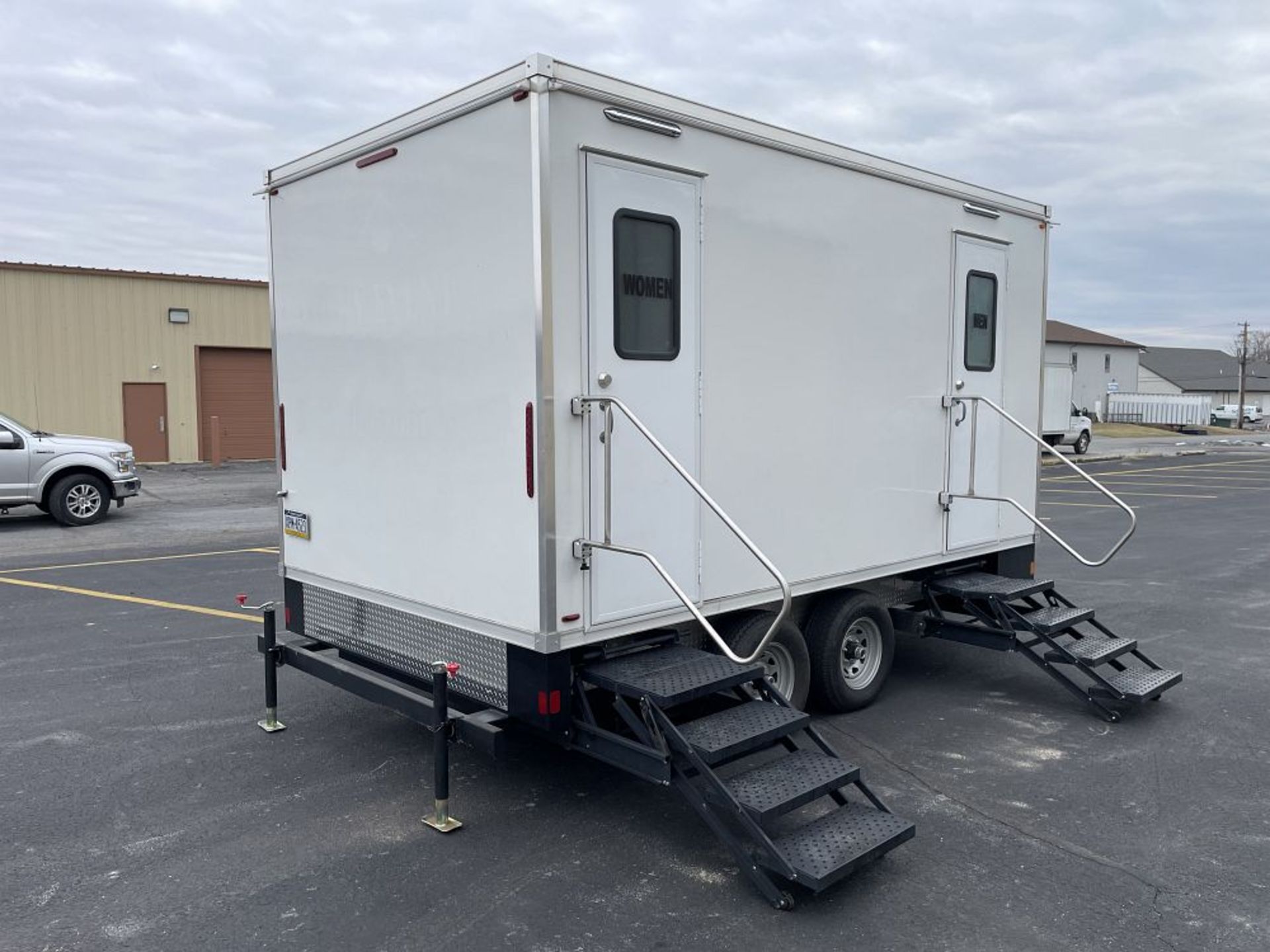 2022 LANG SPECIALTY RESTROOM TRAILER, 5 STALL - Image 5 of 18