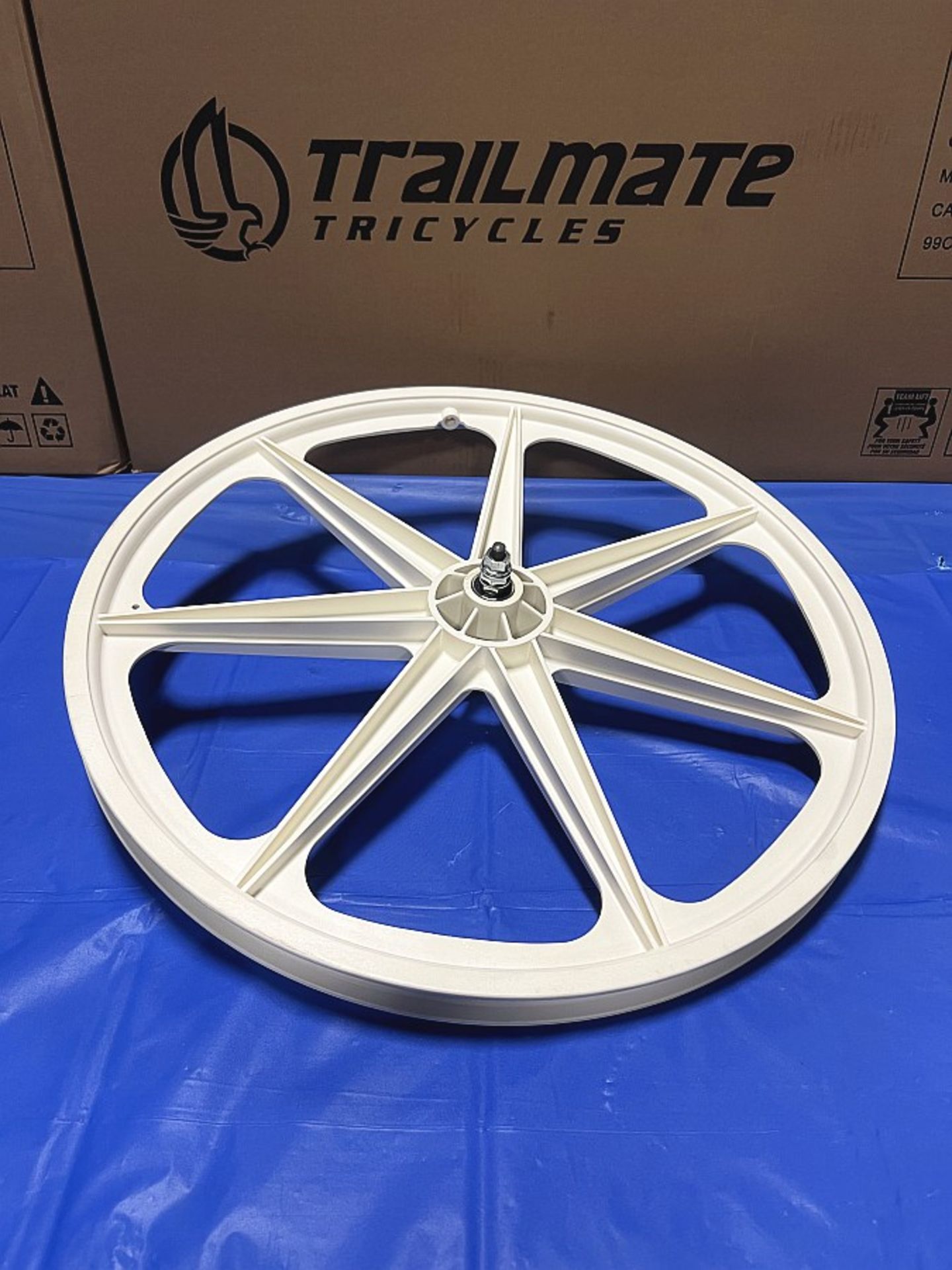 WHL 24" MAG WHT Front w/HDWR