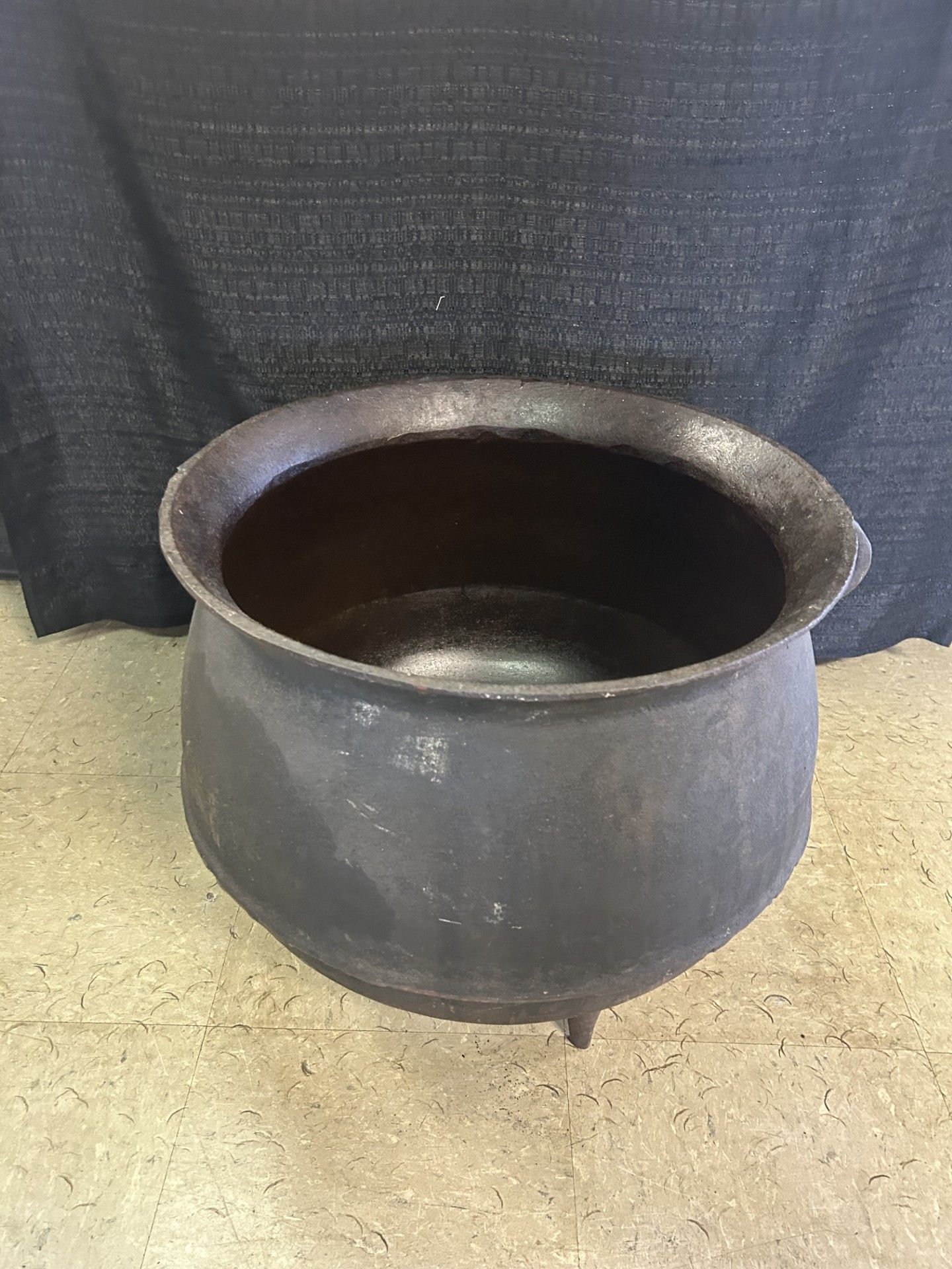 Cast Iron Kettle, 19.5" Wide x 17" tall