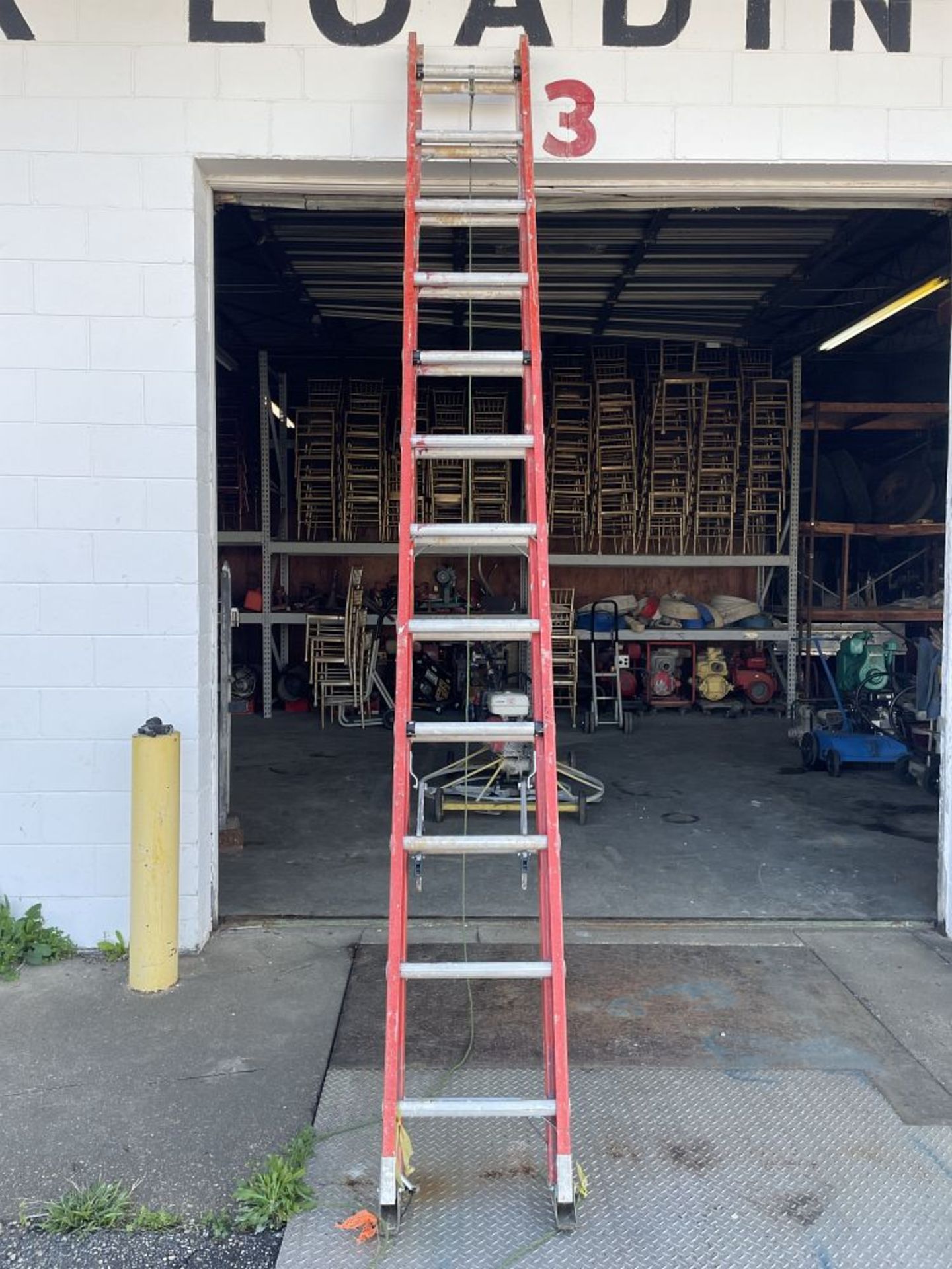 24ft Fiberglass Ex Ladder (needs repair)