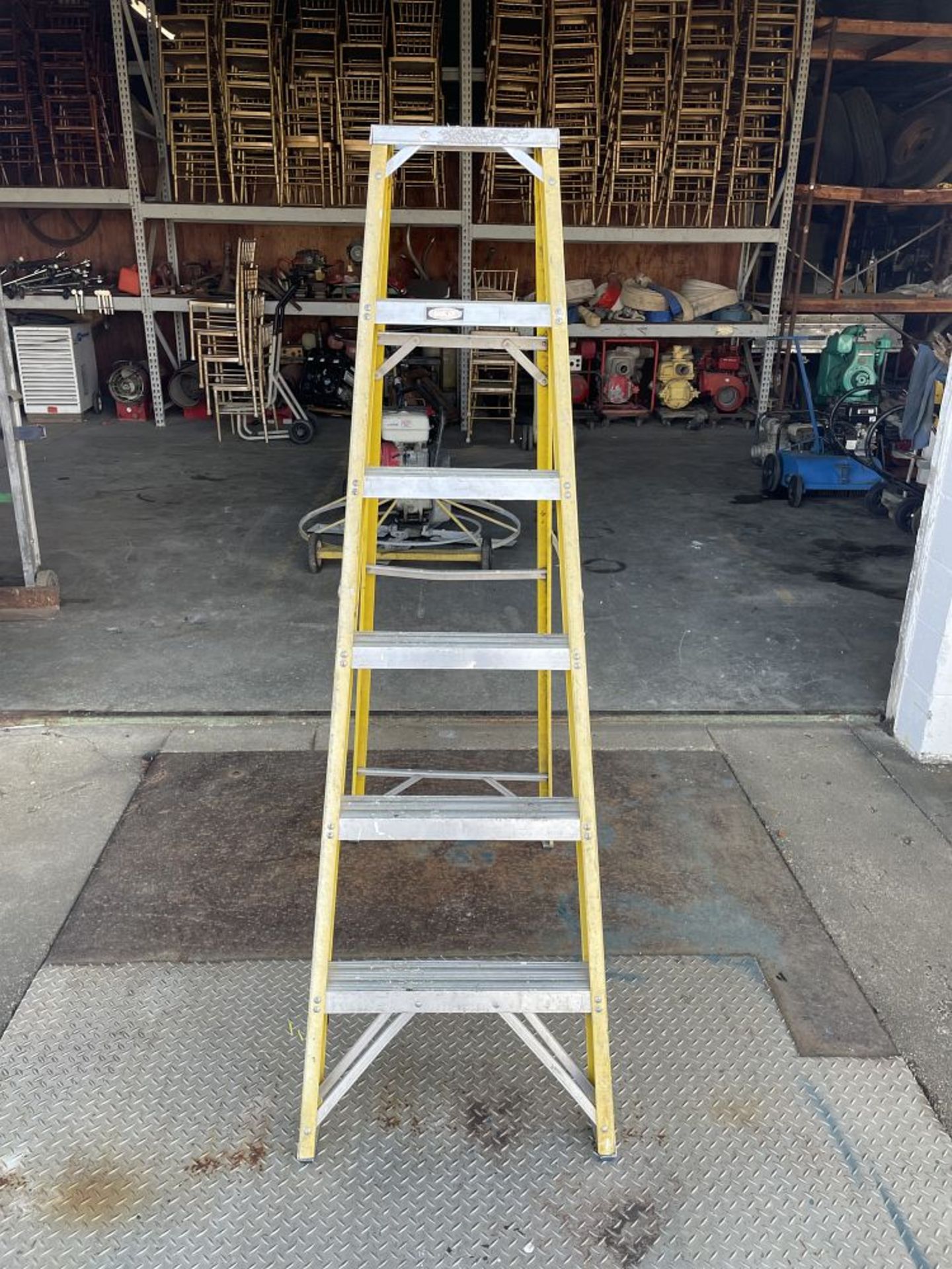 6ft Fiberglass Step Ladder - Image 2 of 2