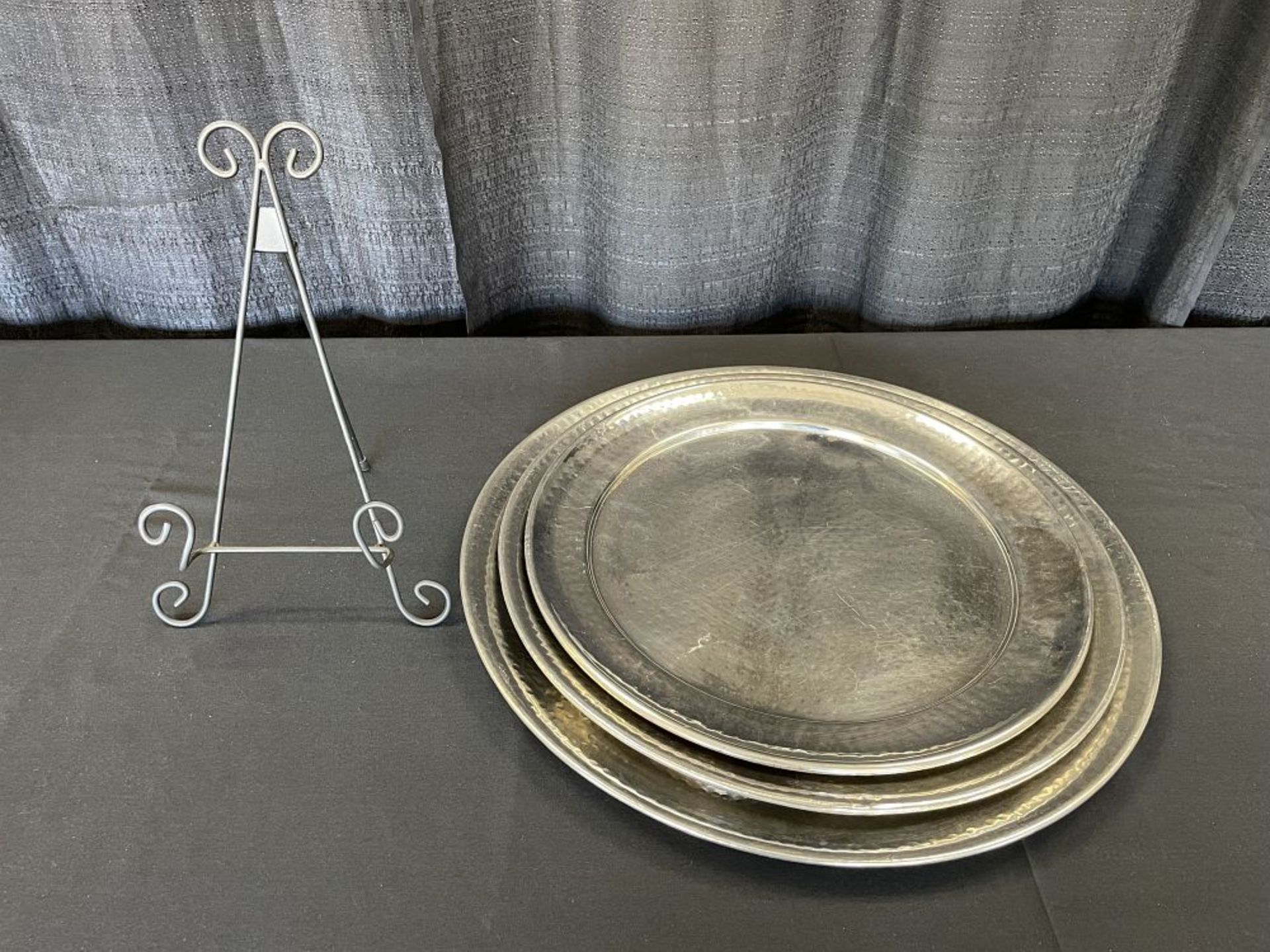 22, 20, 18in Graduated Rd Hammered Tray Set w/ stand