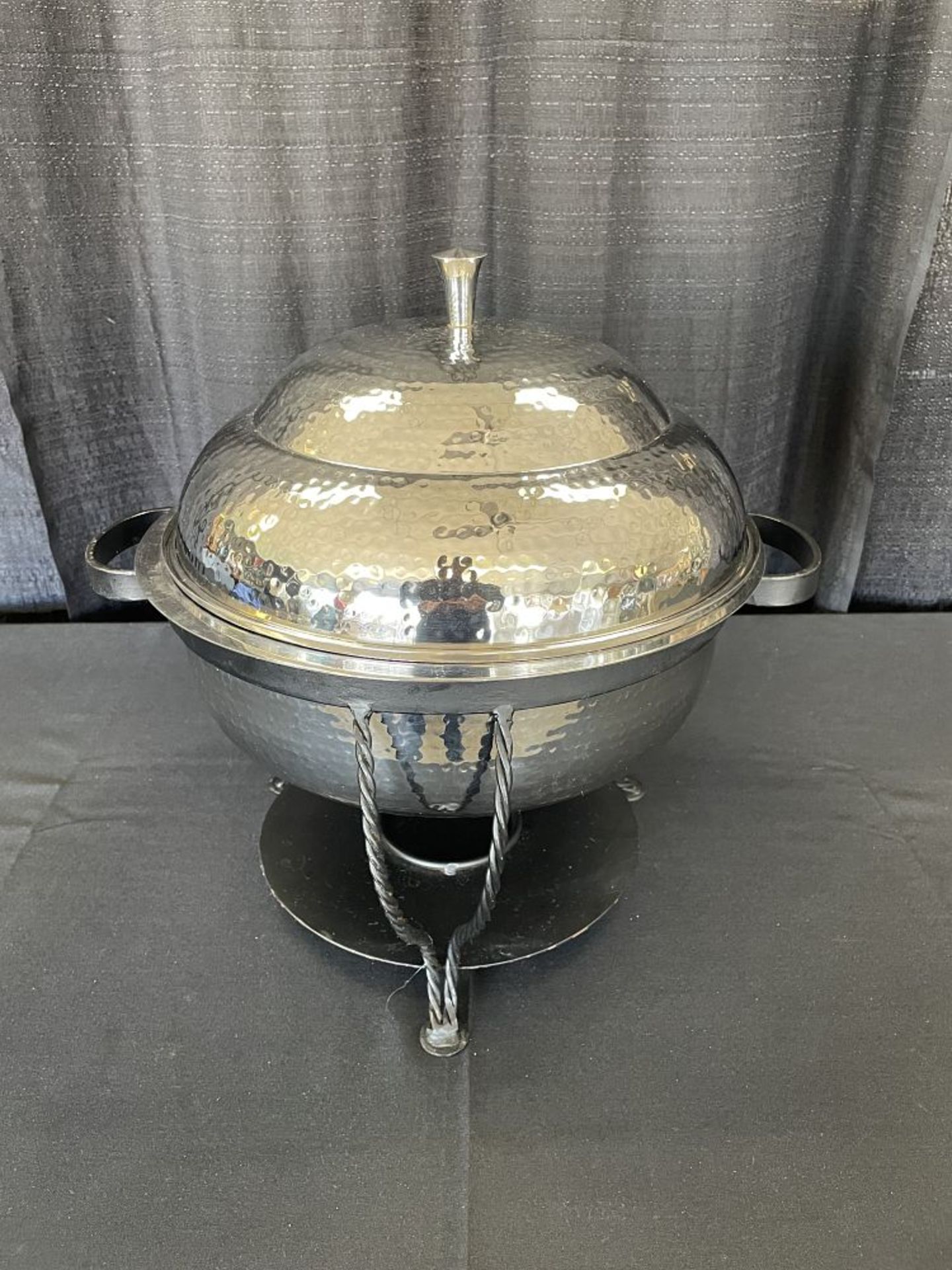 6qt Rd Hammered Chafer w/ Iron Base