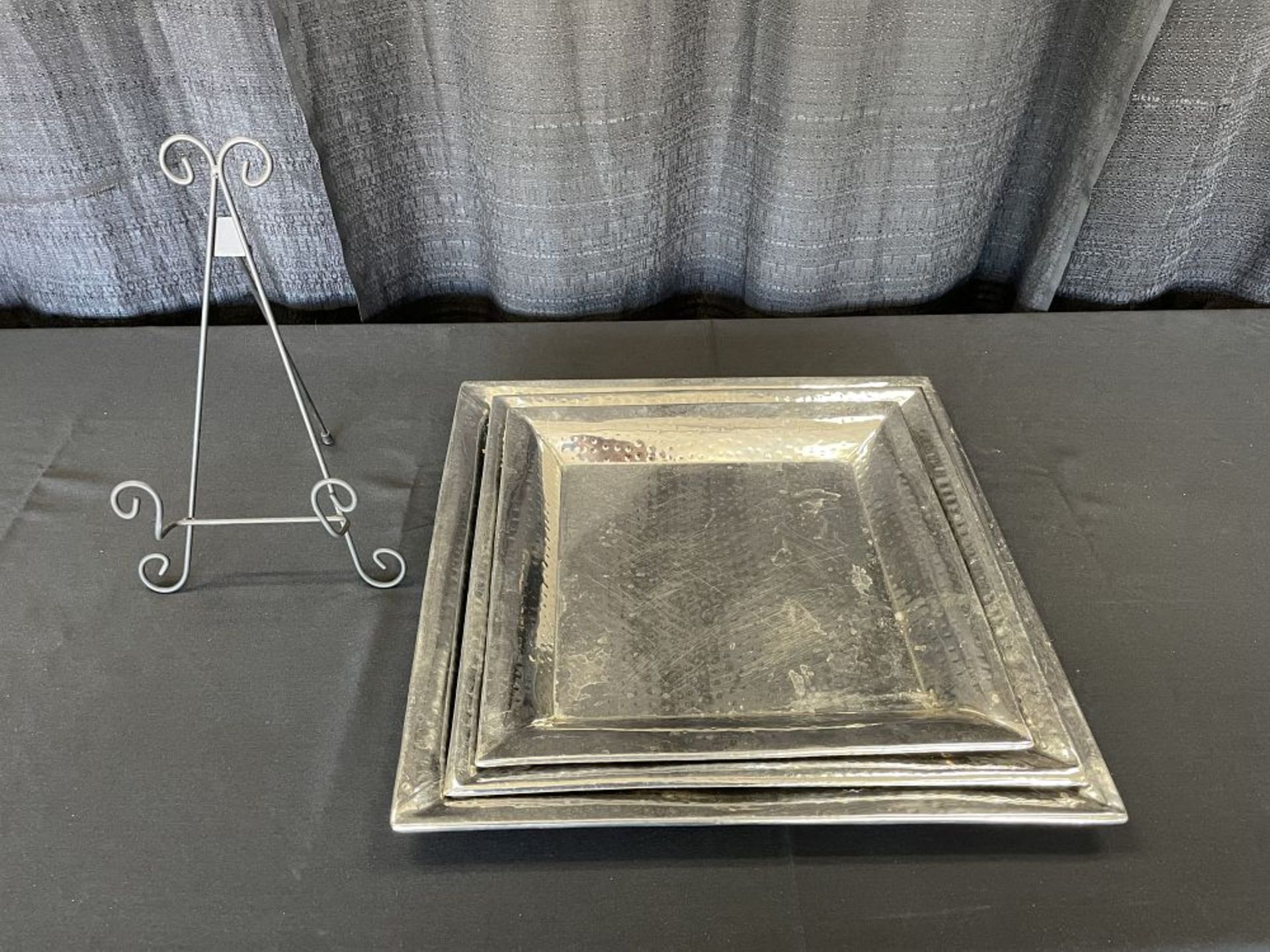 20, 18, 16in Graduated Sq Hammered Tray Set w/ stand