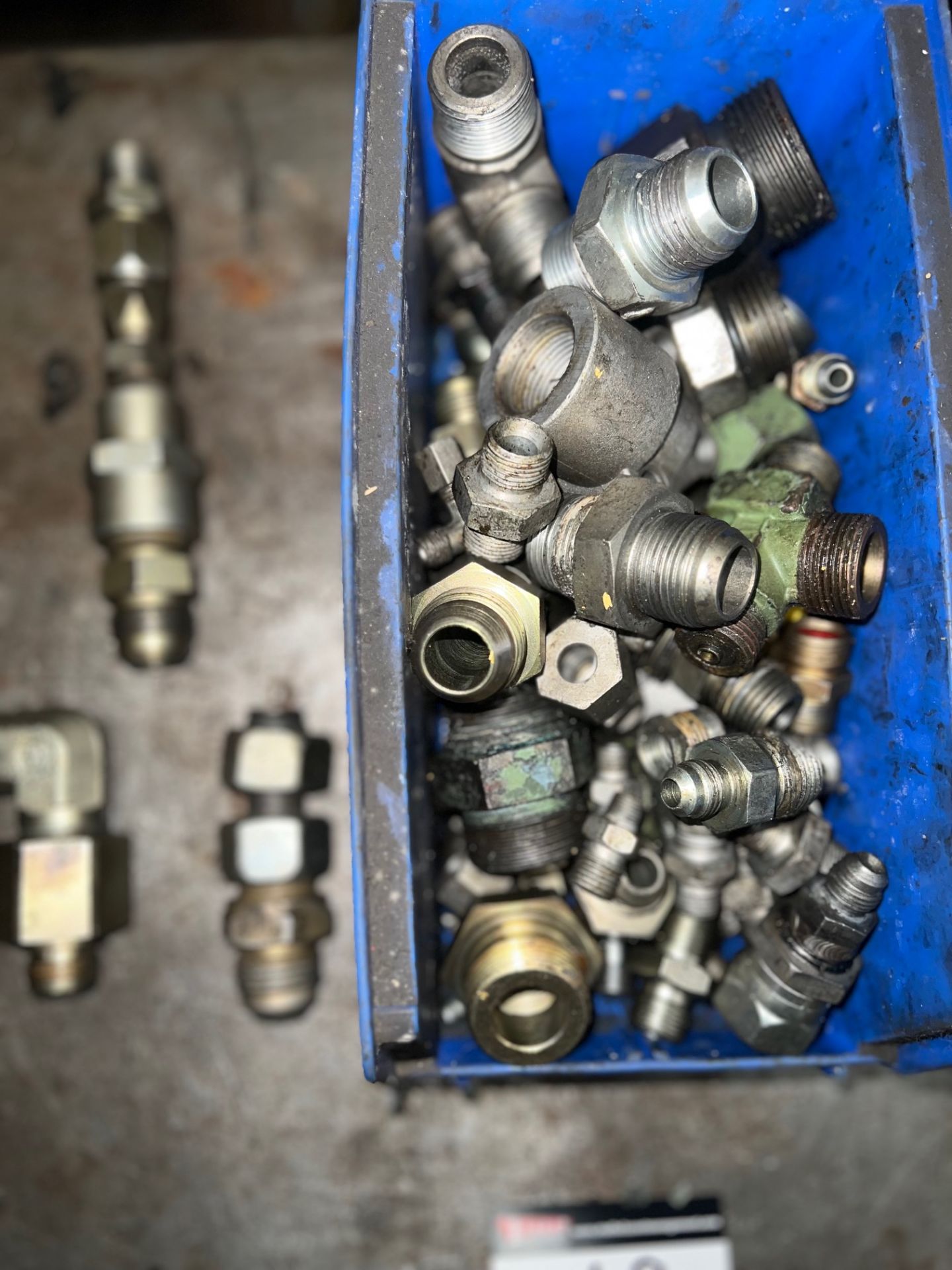 LOT/ASSORTED HYDRAULIC FITTINGS