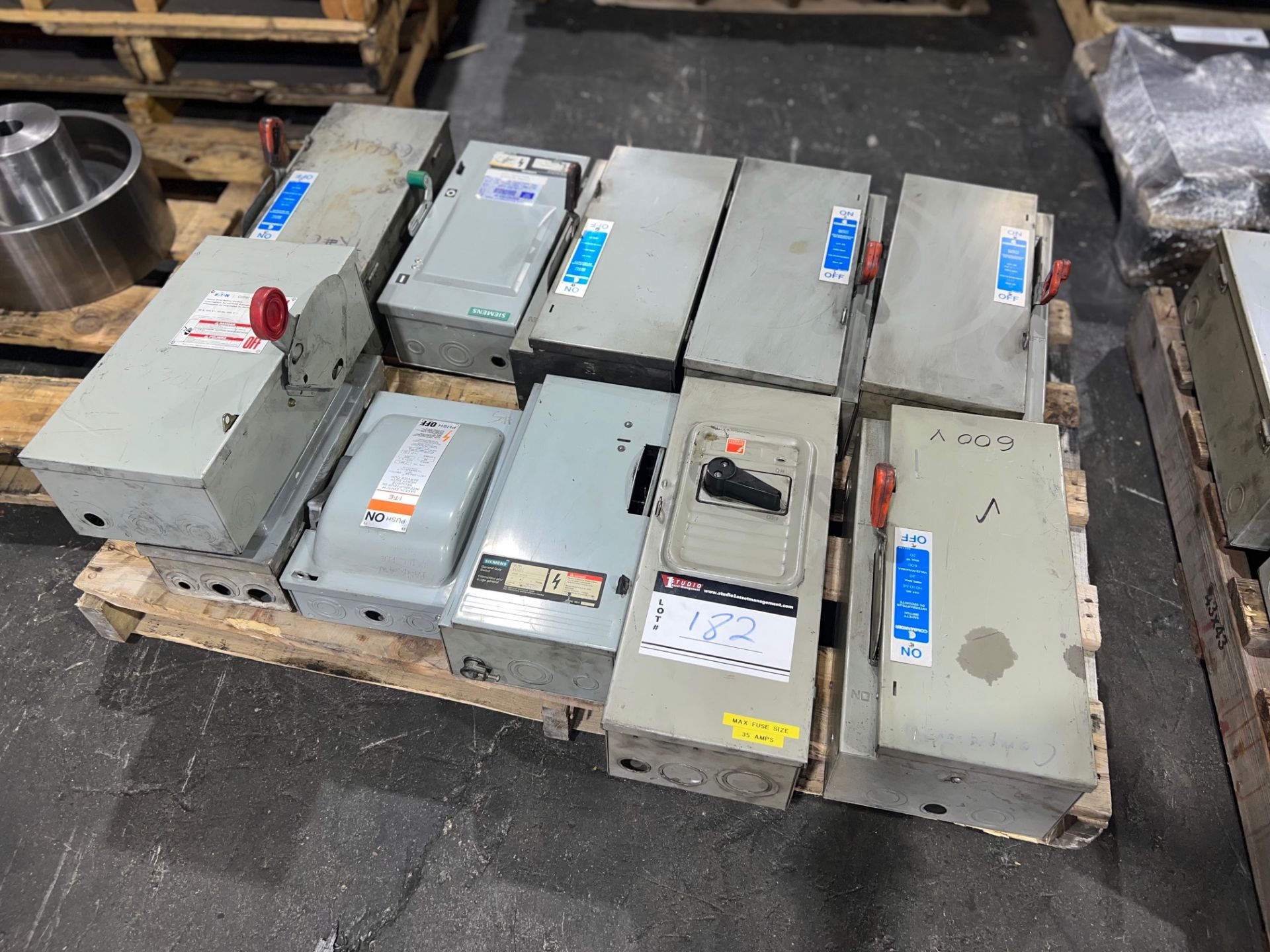 LOT/VARIOUS 30 AMP FUSIBLE DISCONNECTS, QTY 11