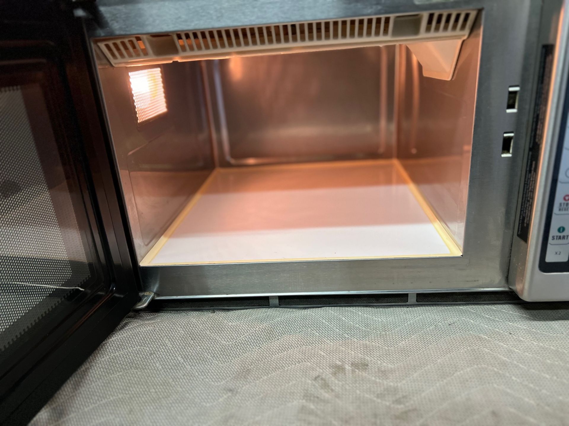 MENUMASTER COMMERCIAL MICROWAVE, MODEL RFS12TSW - Image 2 of 3