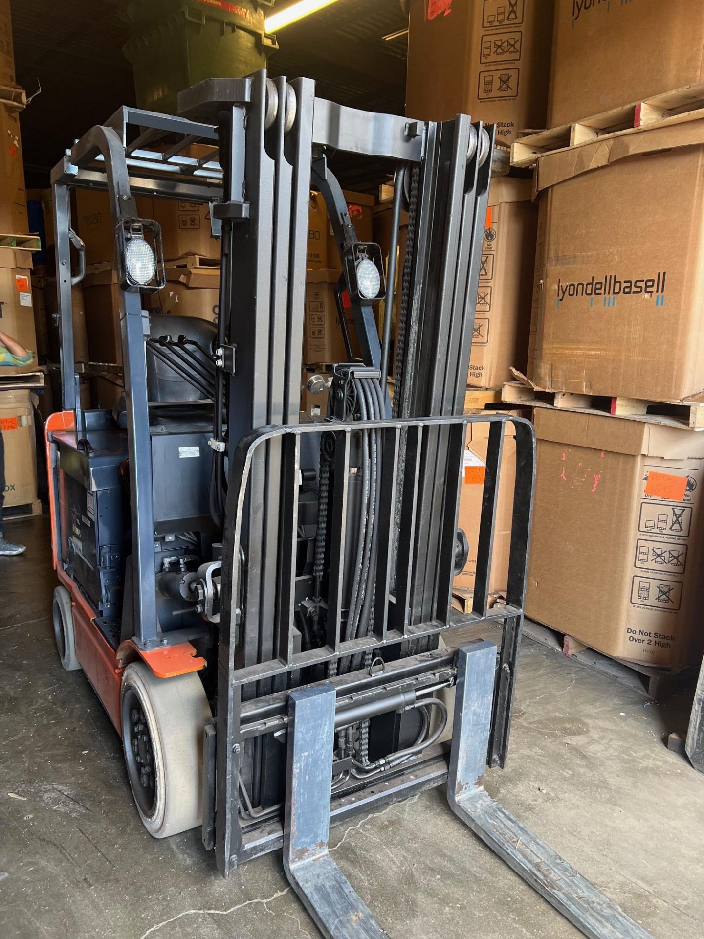 TOYOTA ELECTRIC FORKLIFT, MODEL 8FBCU25, LIFTING CAPACITY 4400 LBS, HRS 8359 - Image 6 of 6