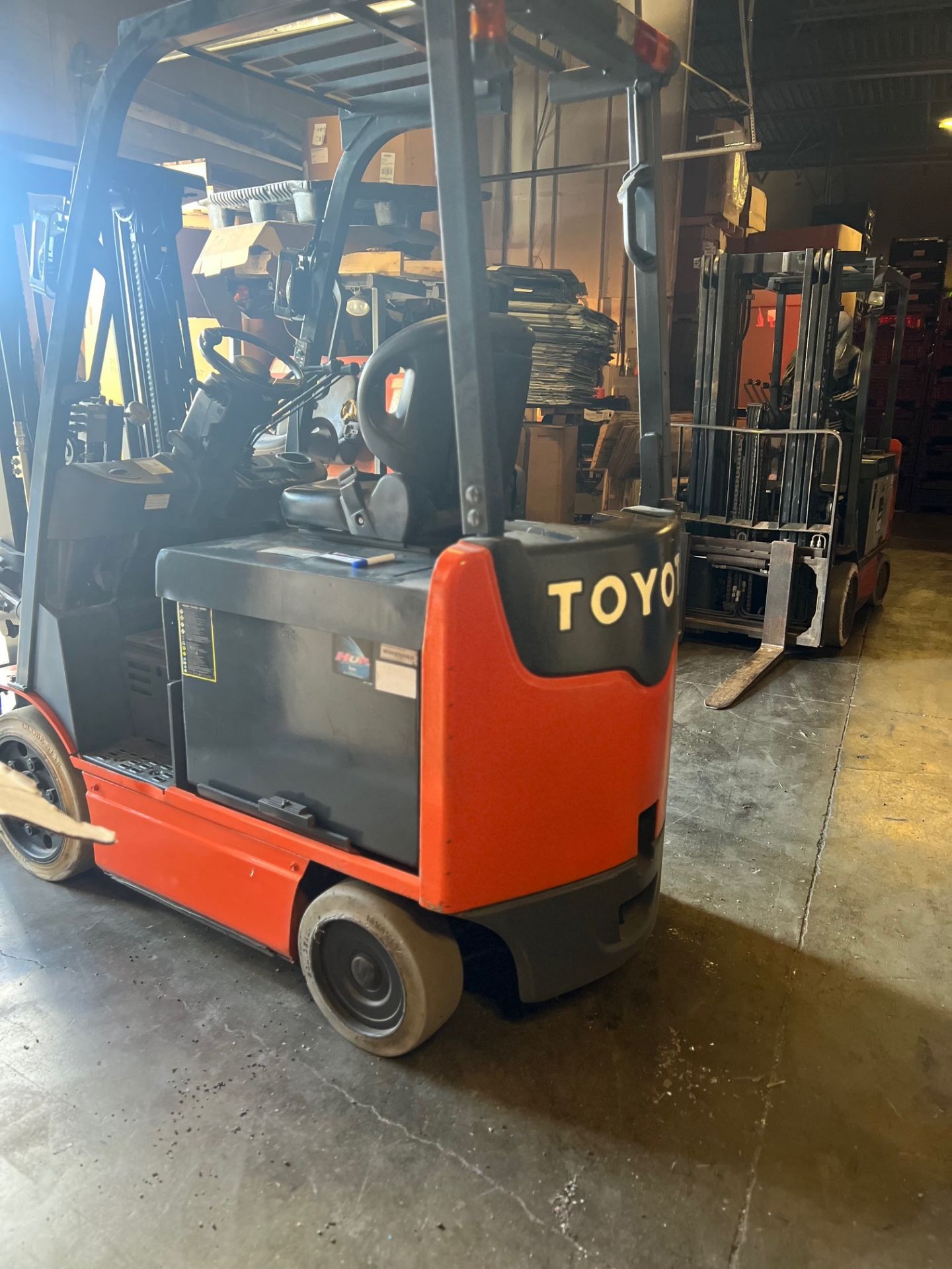 TOYOTA ELECTRIC FORKLIFT, MODEL 8FBCU25, LIFTING CAPACITY 4400 LBS