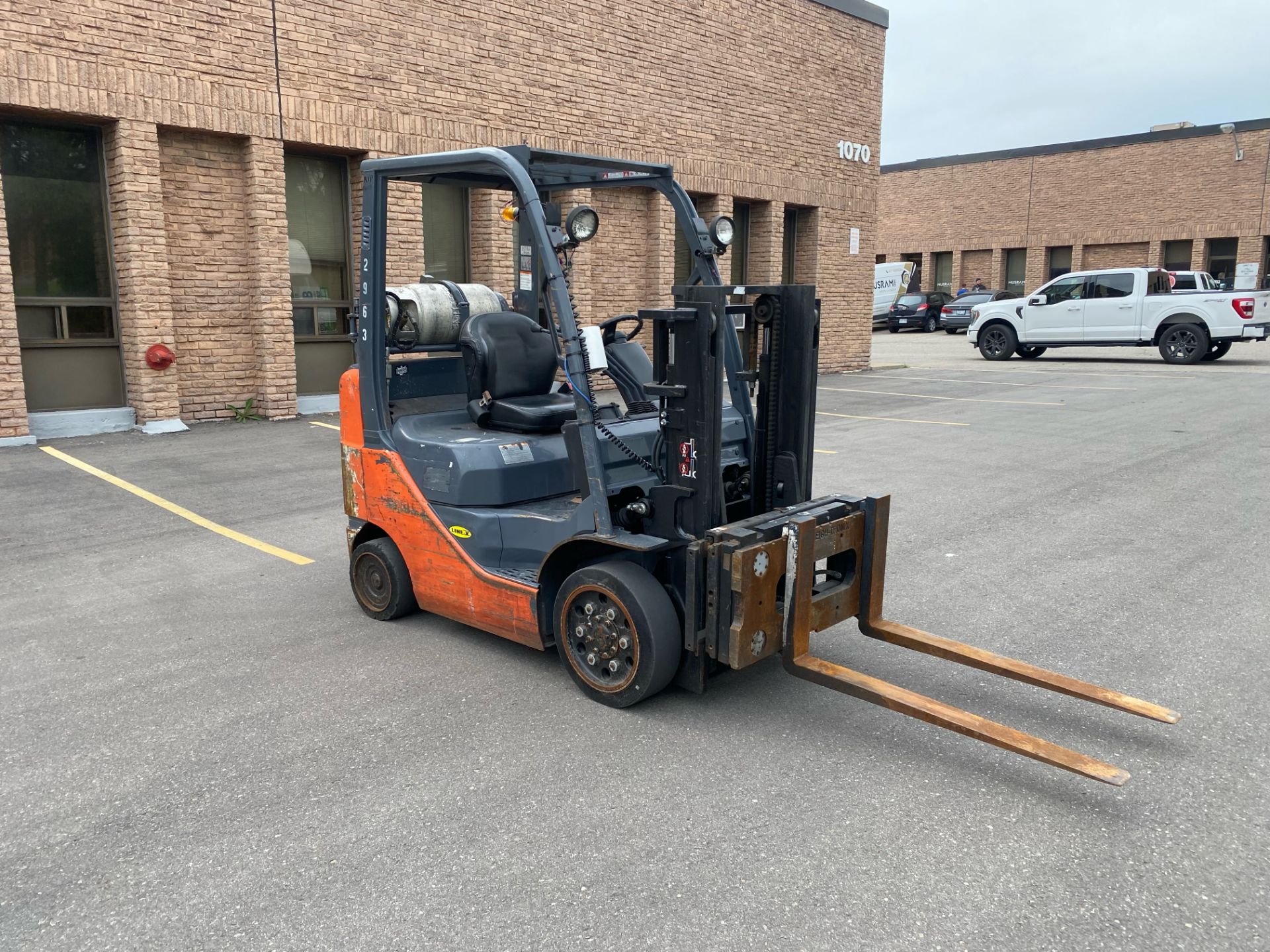 TOYOTA PROPANE FORKLIFT, MODEL 8FGCU25, SERIAL 73682, SIDE SHIFTER - Image 4 of 9