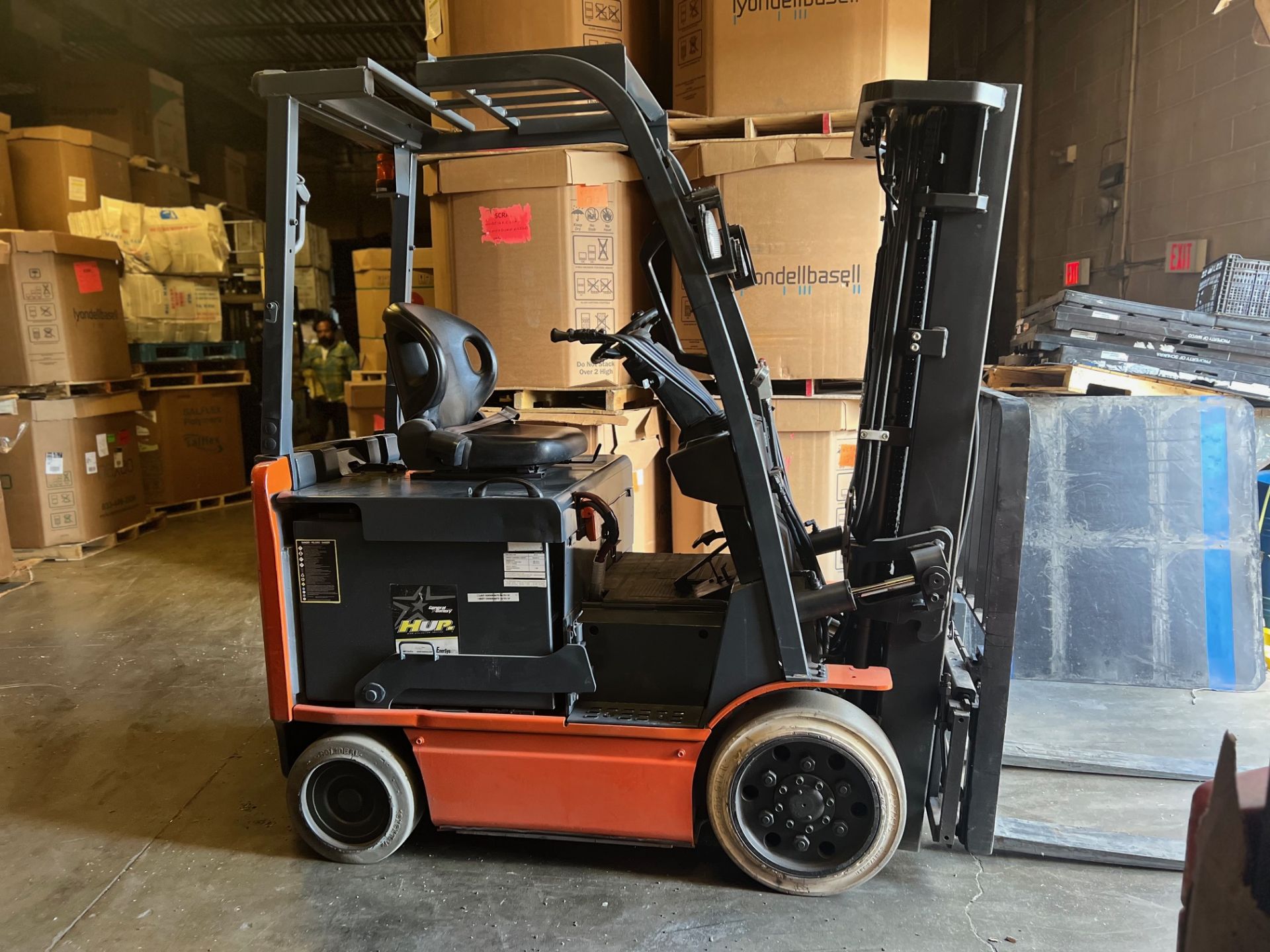 TOYOTA ELECTRIC FORKLIFT, MODEL 8FBCU25, LIFTING CAPACITY 4400 LBS, HRS 8359 - Image 2 of 6