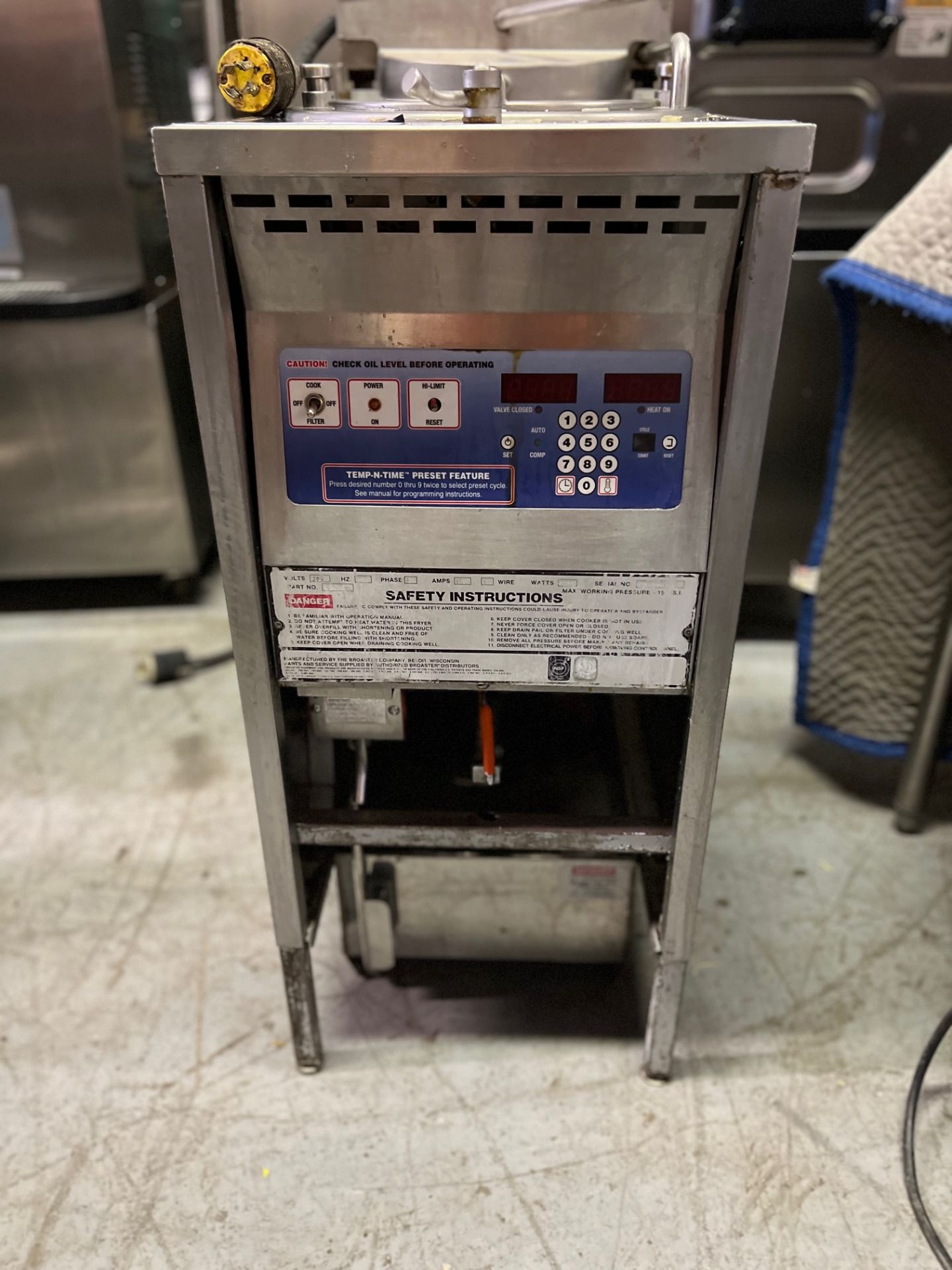 BROASTER PRESSURE FRYER - 1600