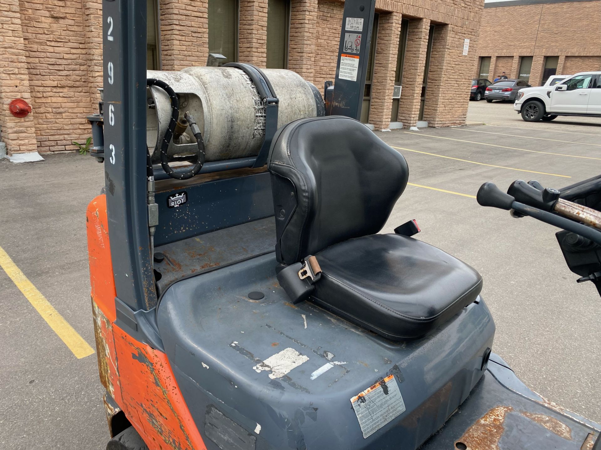 TOYOTA PROPANE FORKLIFT, MODEL 8FGCU25, SERIAL 73682, SIDE SHIFTER - Image 6 of 9