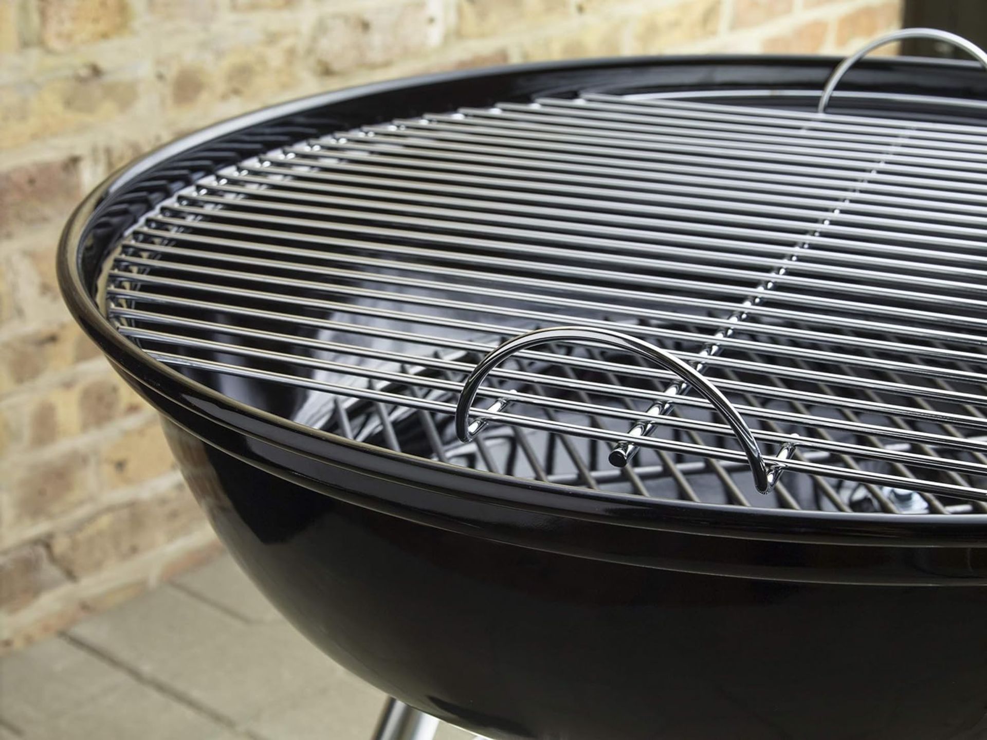 NEW & BOXED WEBER Compact 47cm Charcoal Barbecue. RRP £109.99 EACH. Whether sizzling hot dogs, - Image 2 of 5