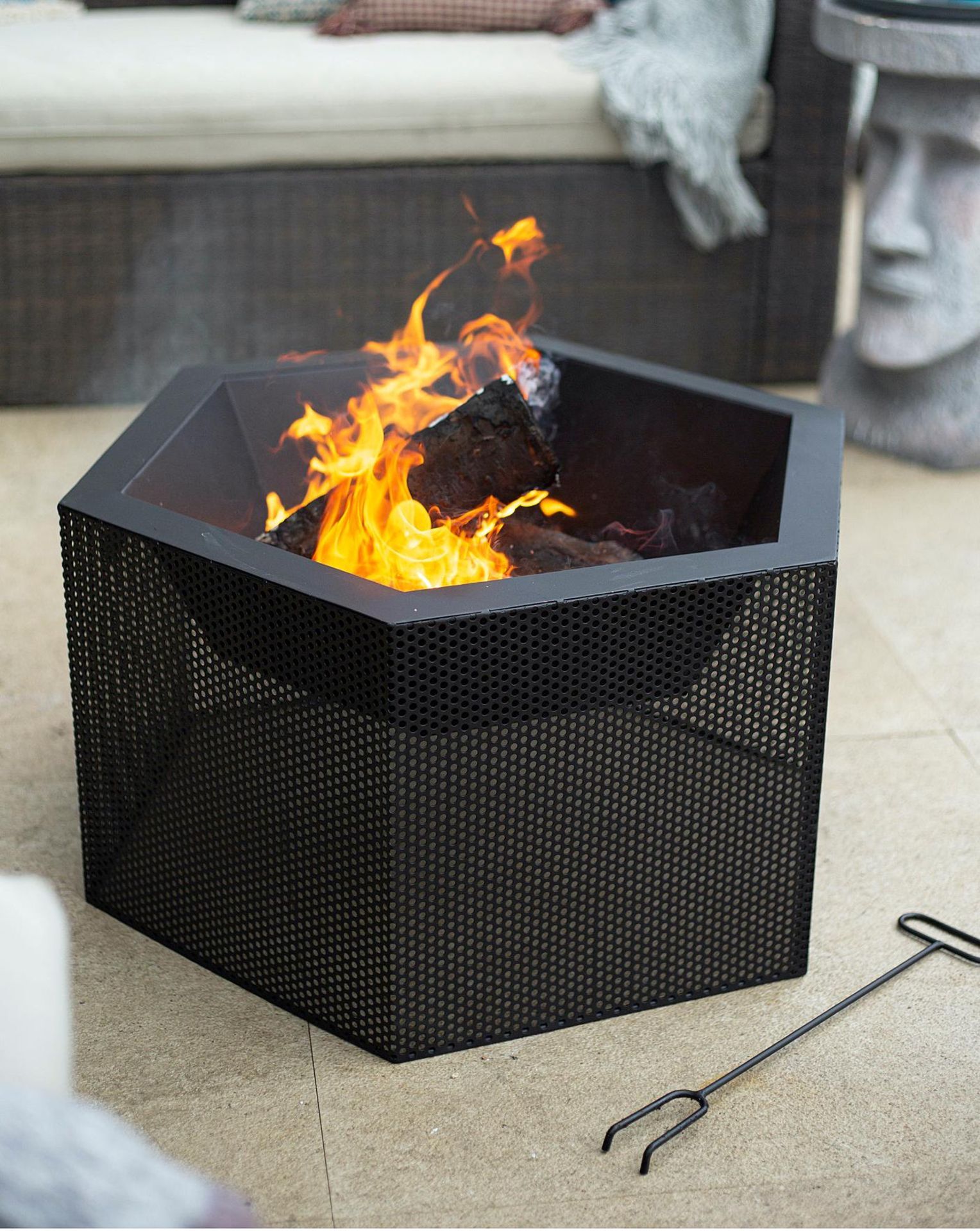 NEW & BOXED LA HACIENDA Mesh Hexagonal Firepit. RRP £139.99. Simple and stylish, this functional