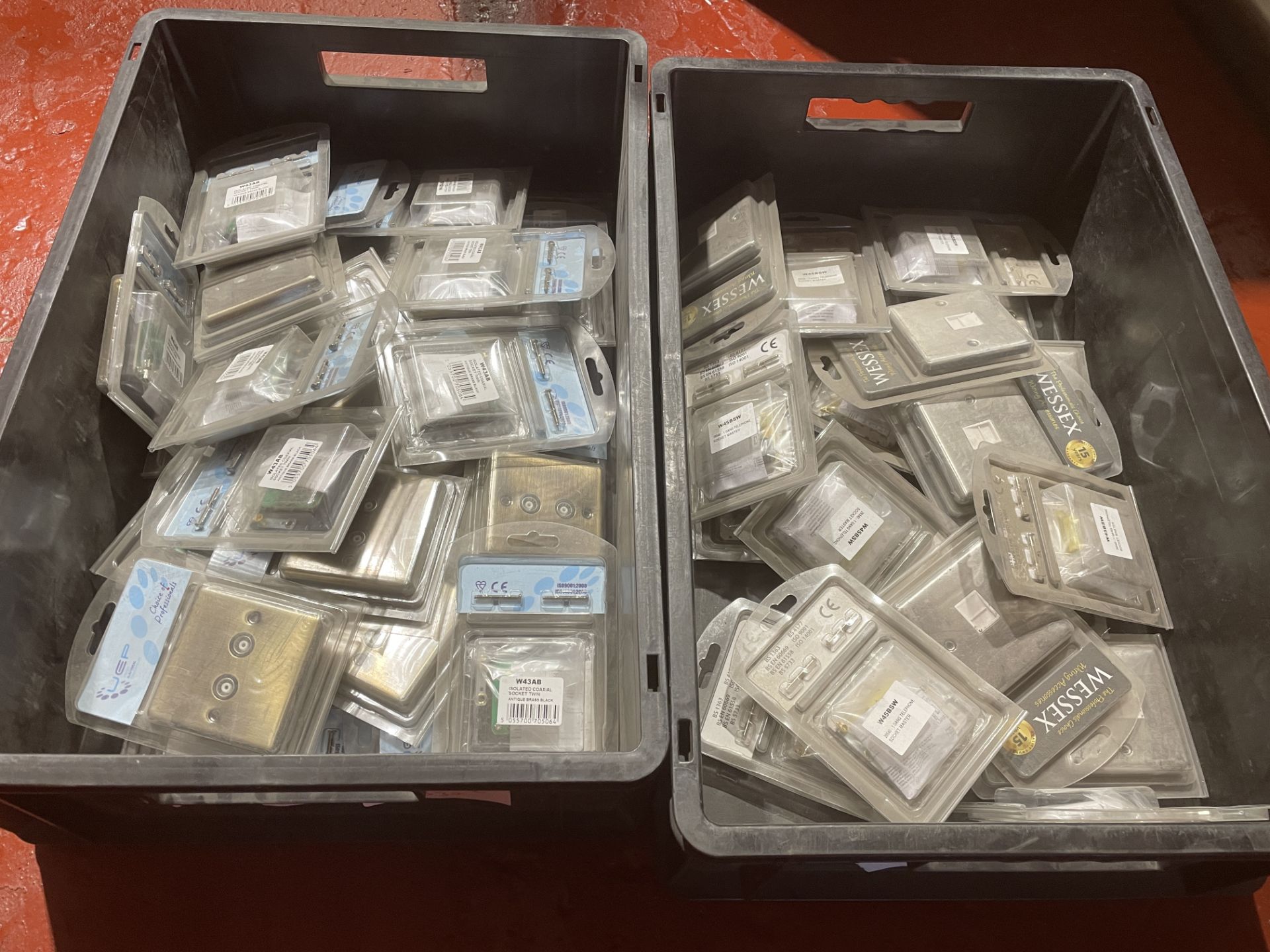 130 PIECE MIXED LOT INCLUDING SWITCHES, SOCKETS ETC P4