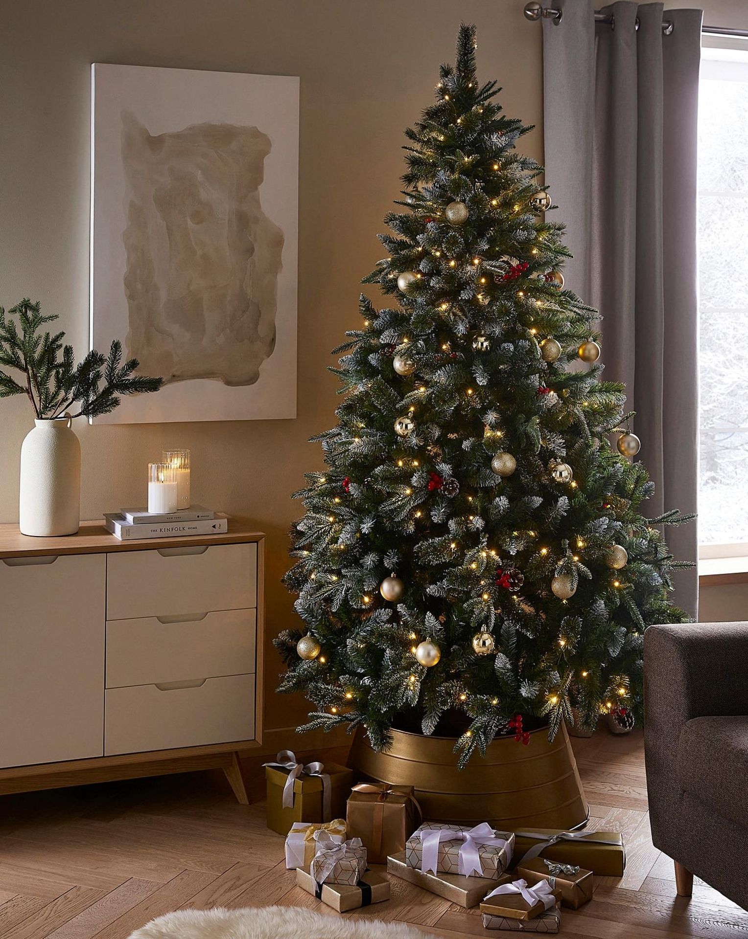 6ft Salzburg Berry Christmas Tree (LOCATION H/S 2.7.1)