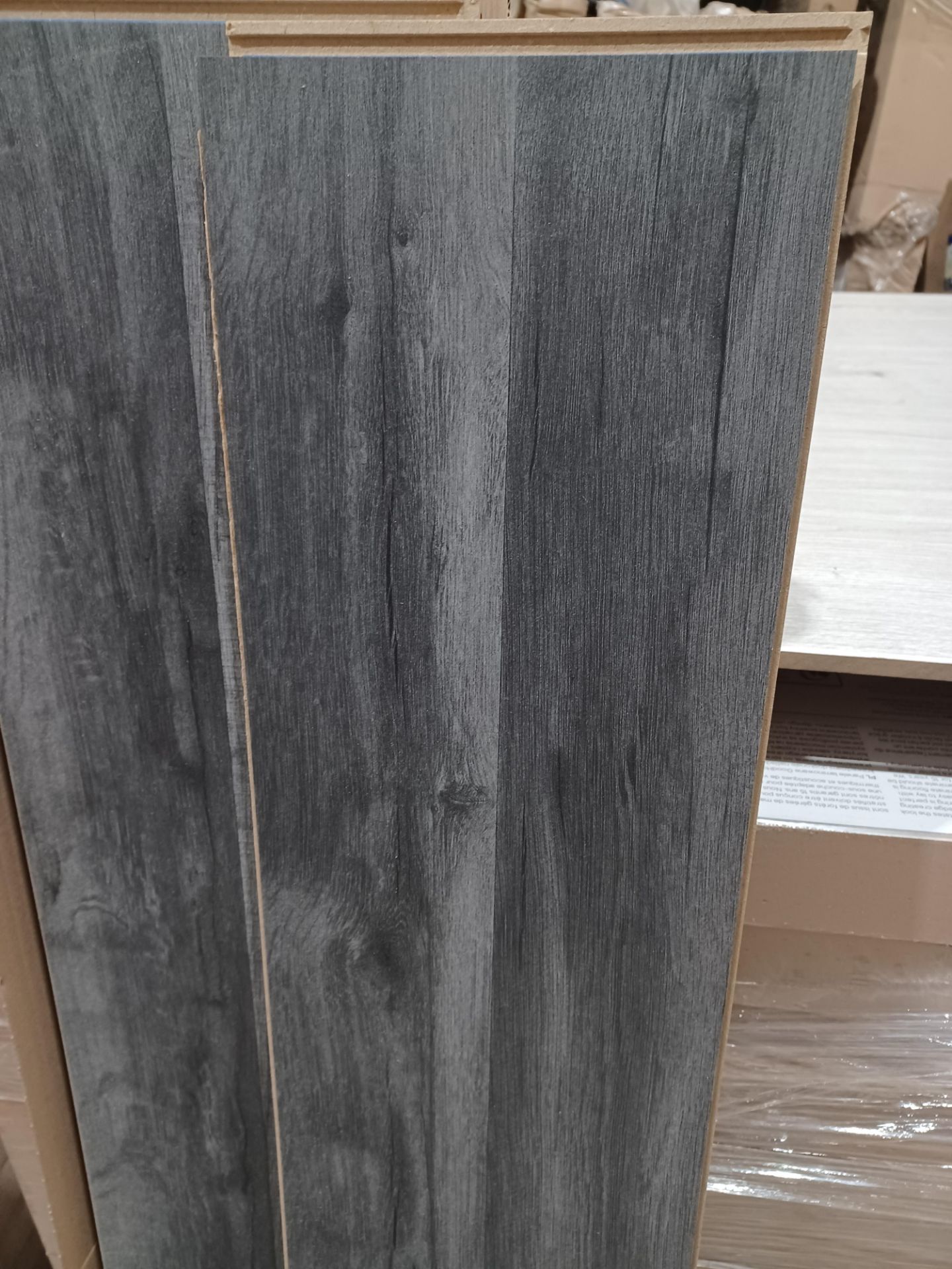PALLET TO CONTAIN 16 X PACKS OF BAIRNSDALE DARK GREY WOOD LAMINATE FLOORING. EACH PACK CONTAINS 1. - Image 2 of 2