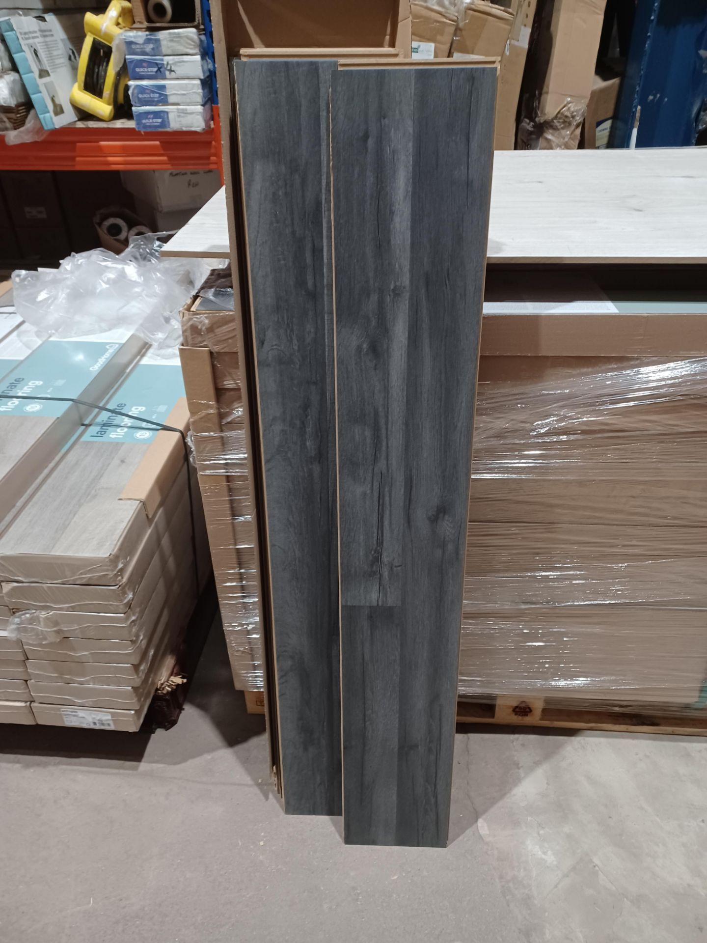 PALLET TO CONTAIN 16 X PACKS OF BAIRNSDALE DARK GREY WOOD LAMINATE FLOORING. EACH PACK CONTAINS 1.